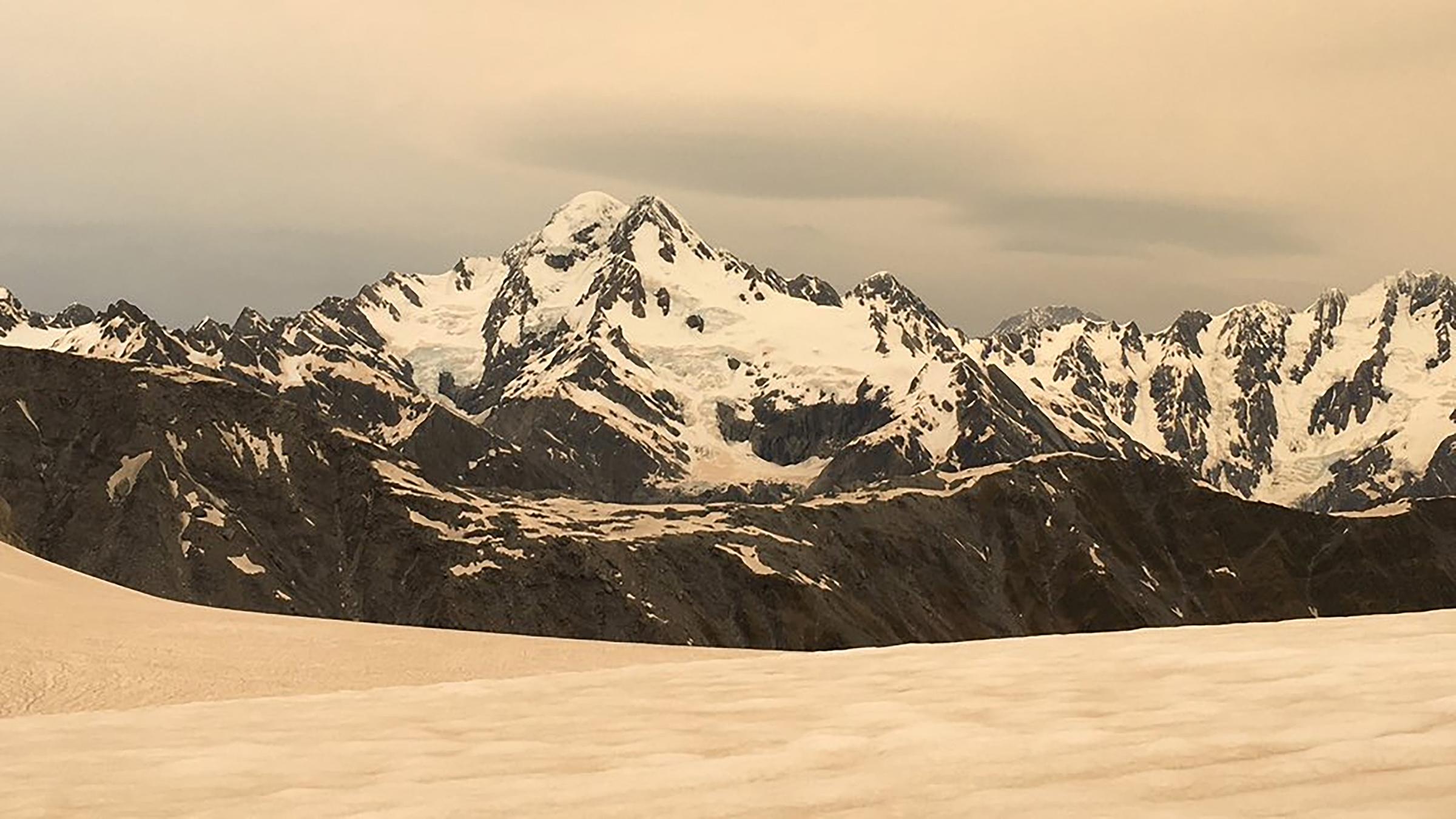 "Karamelisierter" Schnee auf dem Franz Josef Gletscher in Neuseeland.