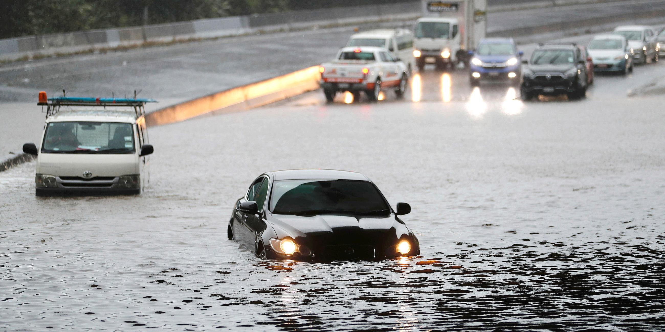 Starkregen in Neuseeland überflutet Straße bei Auckland