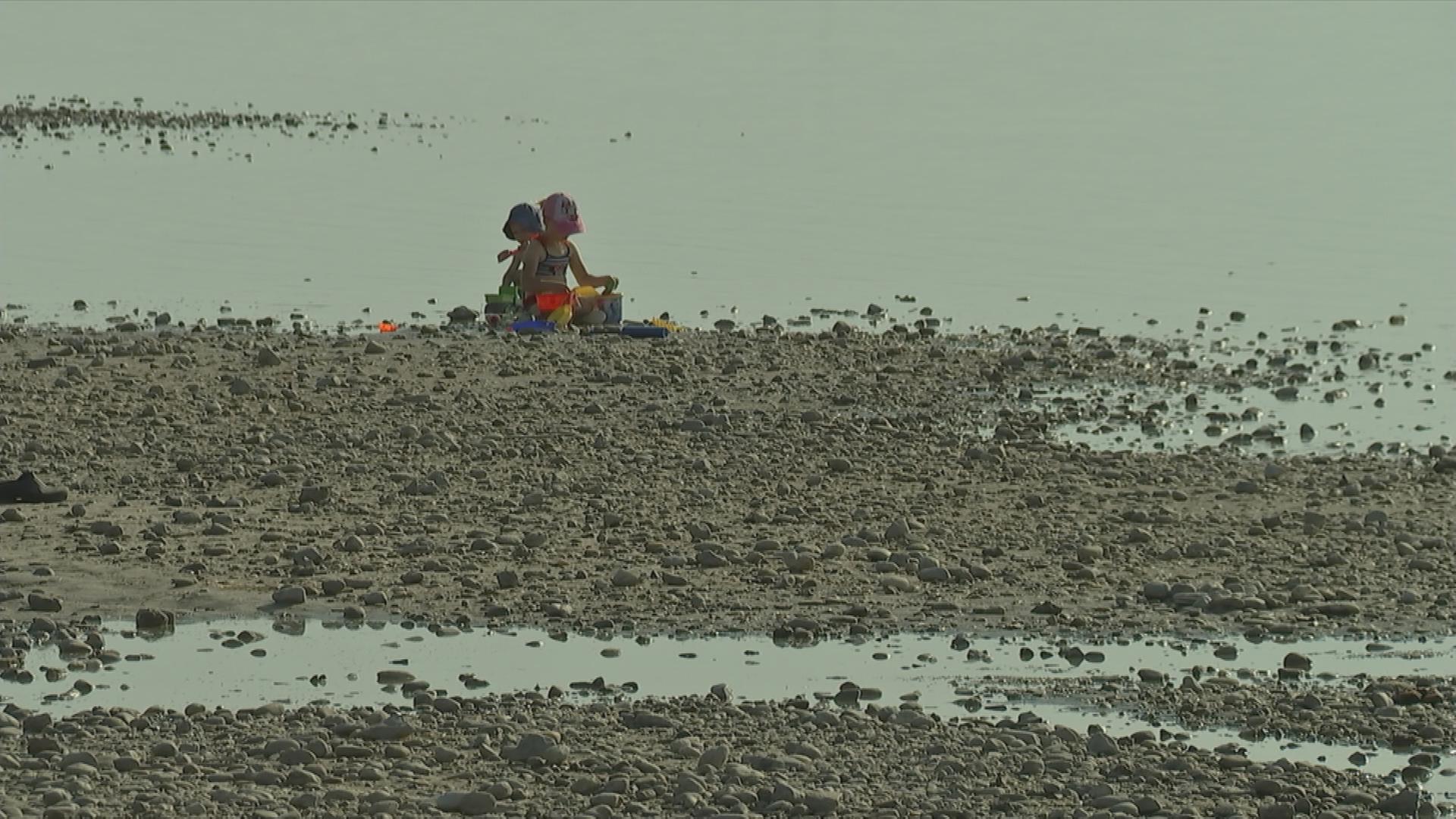 Spielende Kinder auf Sandbank wegen Niedrigerwasser im Neusiedler See