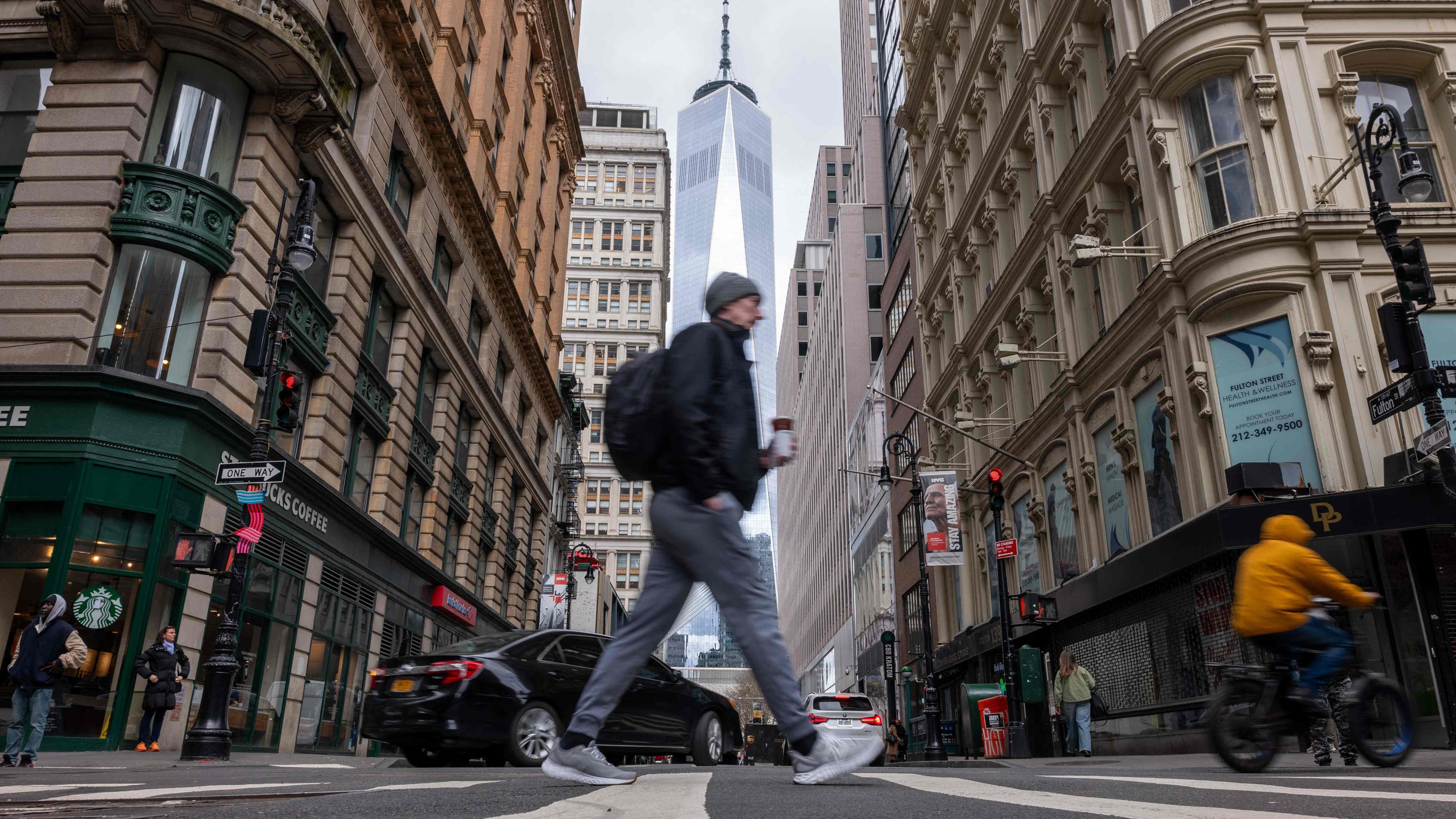 Kurz nachdem New York City und Teile von New Jersey am 05.04.2024 von einem Erdbeben der Stärke 4,8 erschüttert wurden, laufen Menschen durch Lower Manhattan. 