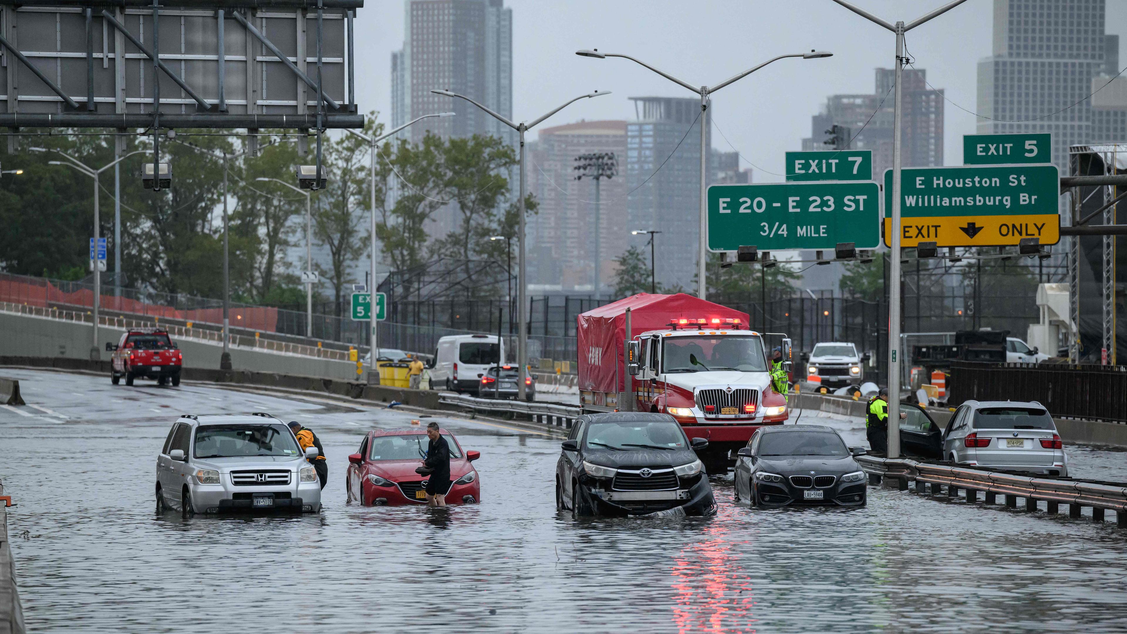Auf dem FDR Highway in Manhattan, New York, fahren Autos im Hochwasser nach heftigen Regenfällen