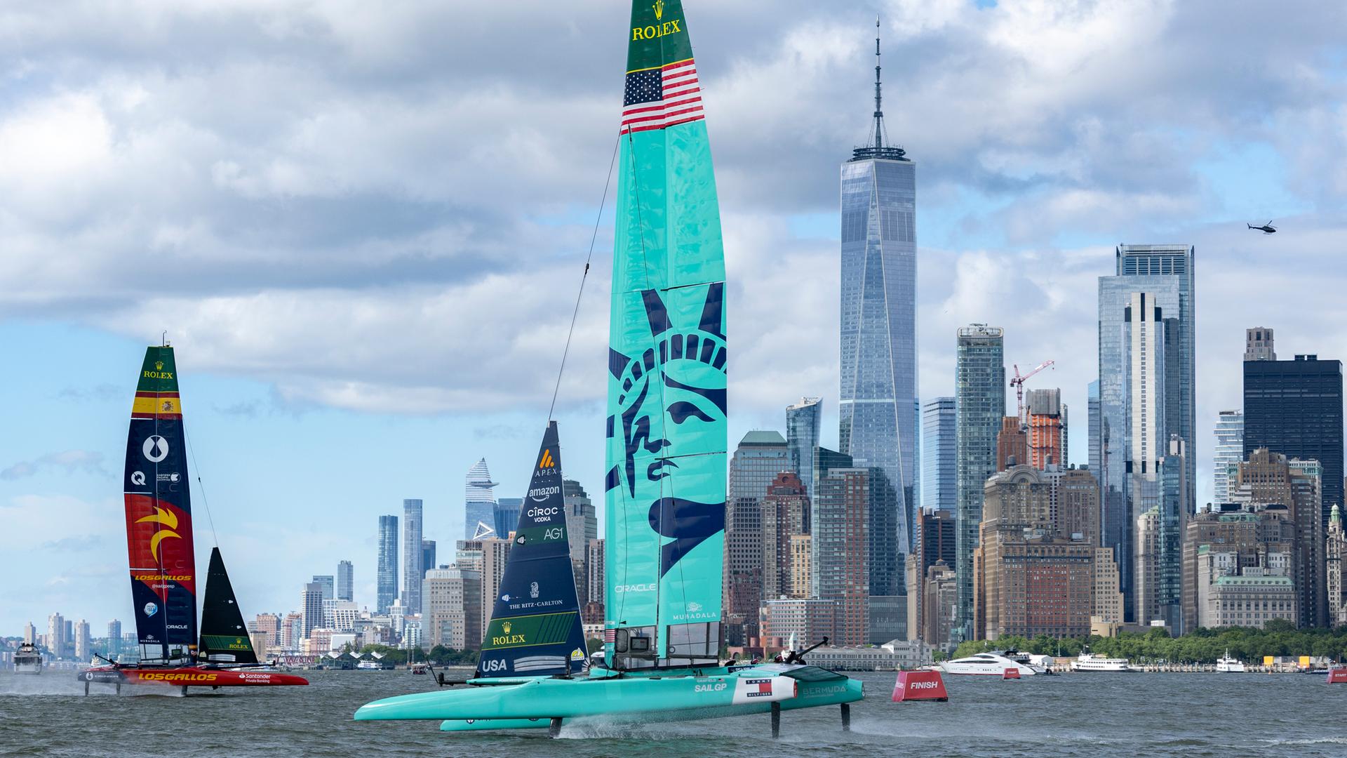 Die Katamarane Spaniens und der USA segeln beim Sail Grand Prix 2026 in New York vor der Skyline