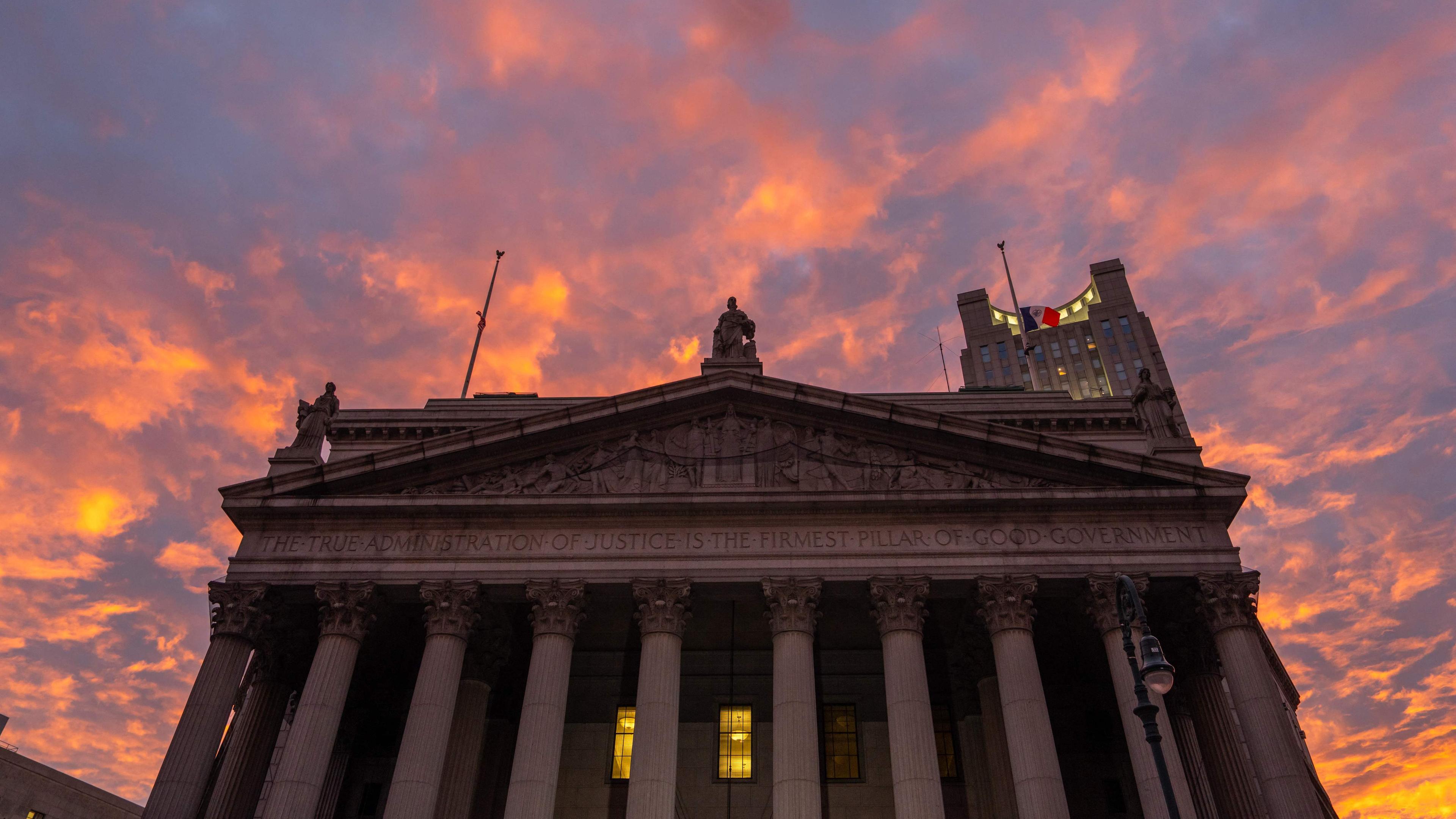 Die Fassade des New Yorker Supreme Court bei Sonnenaufgang.