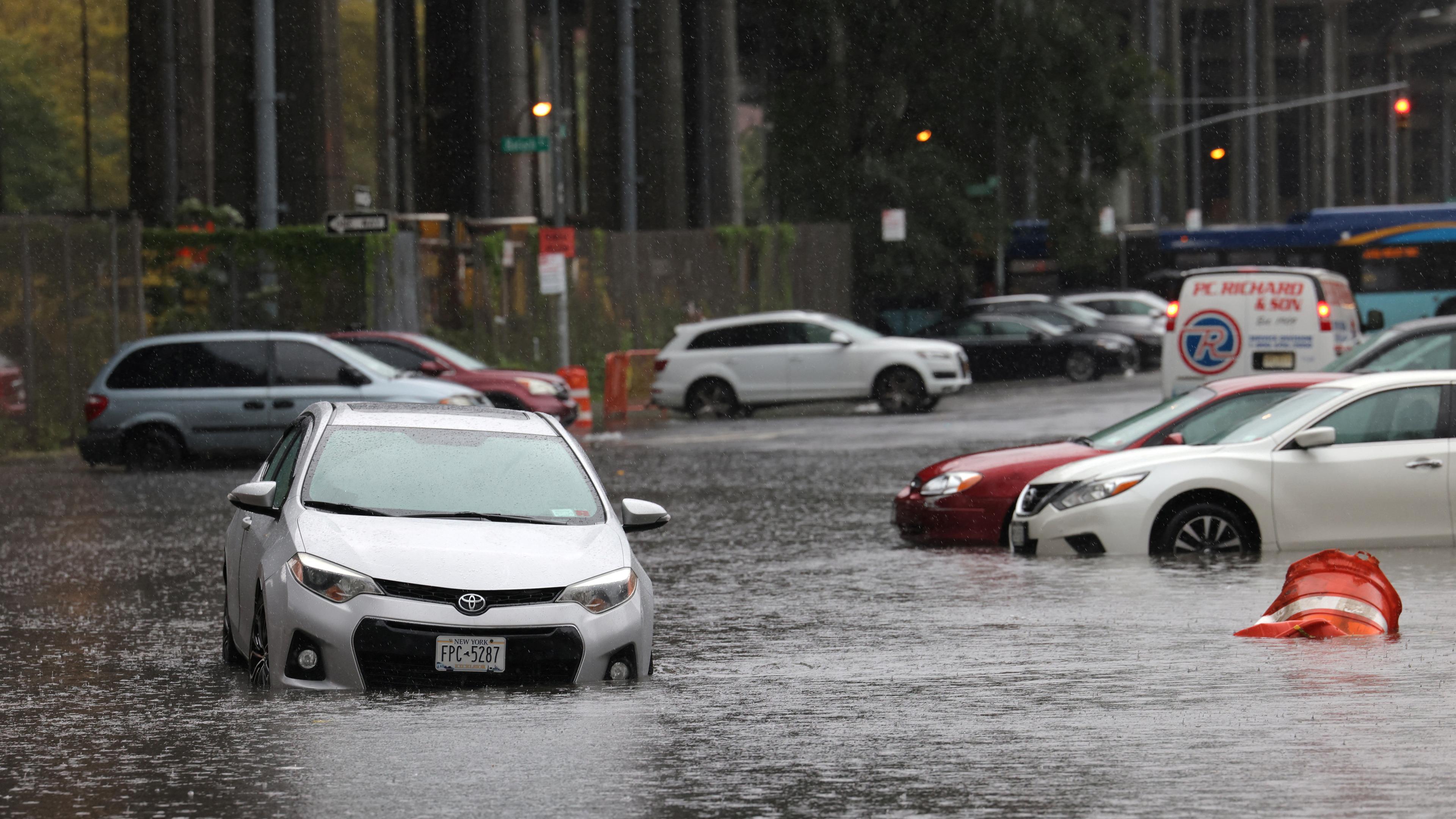 Autos auf einer überfluteten Straße in New York.