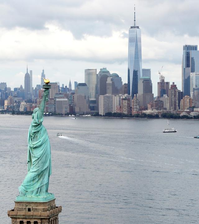 Blick auf die Freiheitstatue vor der Skyline von Manhattan in New York City.