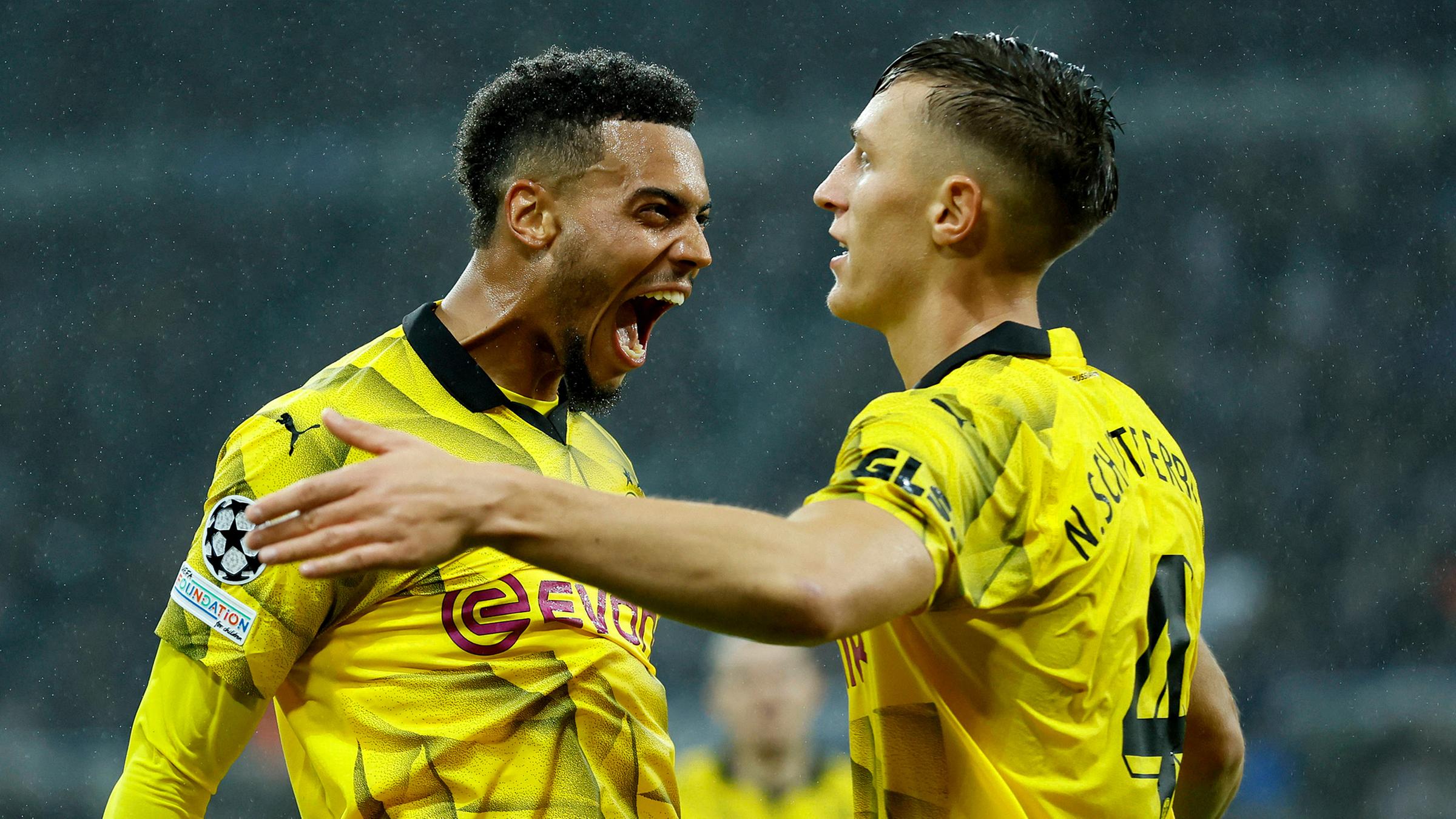 Nmecha von Borussia Dortmund und Nico Schlotterbeck von Borussia Dortmund feiern das erste Tor.