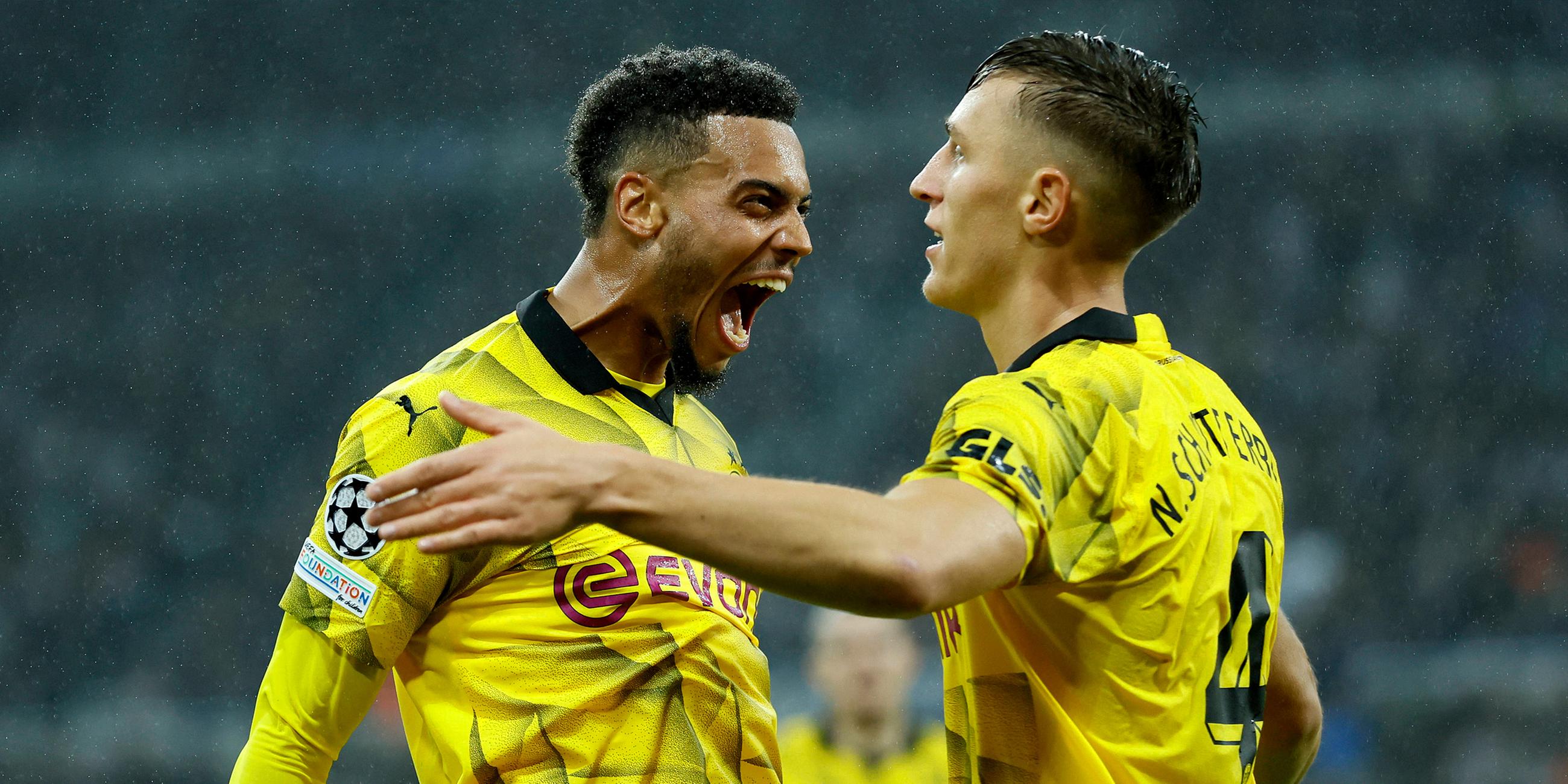 Nmecha von Borussia Dortmund und Nico Schlotterbeck von Borussia Dortmund feiern das erste Tor.