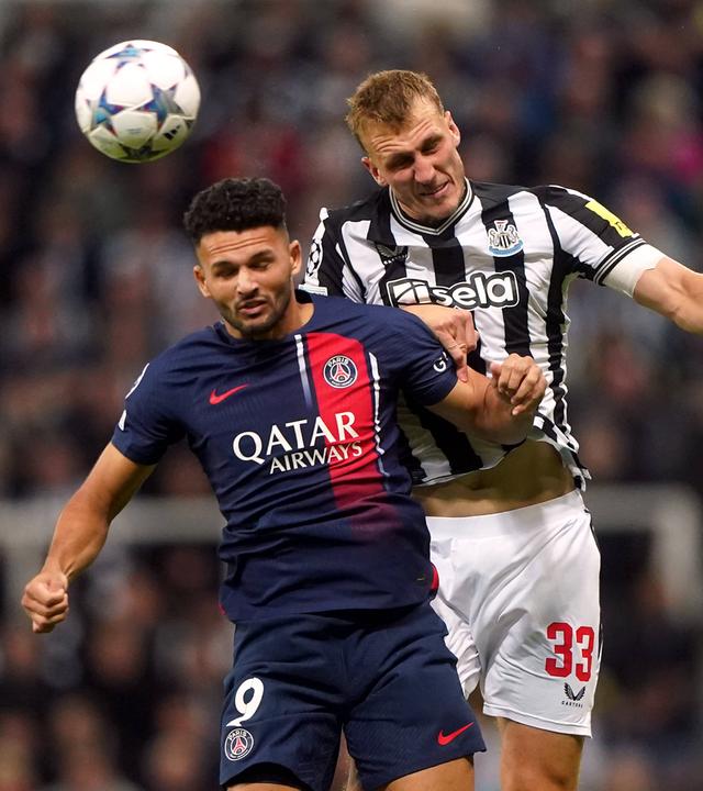 Goncalo Ramos (Paris Saint-Germain) und Dan Burn (Newcastle United) im Kopfballduell.