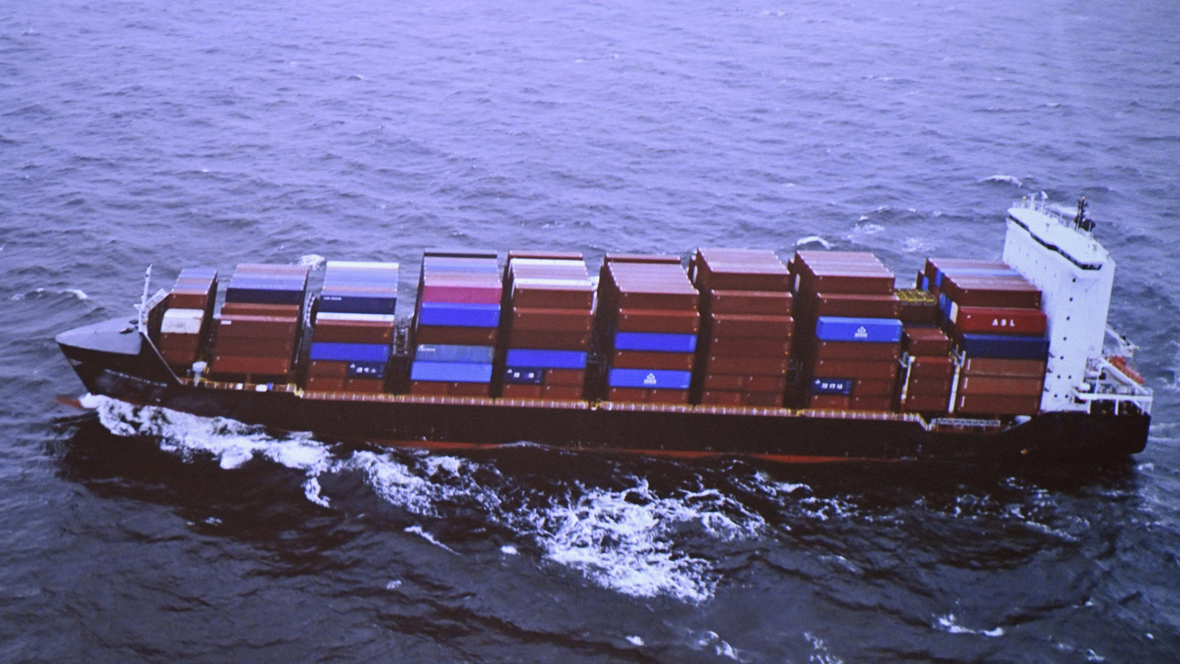 Chinesische Containerschiff Newnew Polar Bear, aufgenommen am 