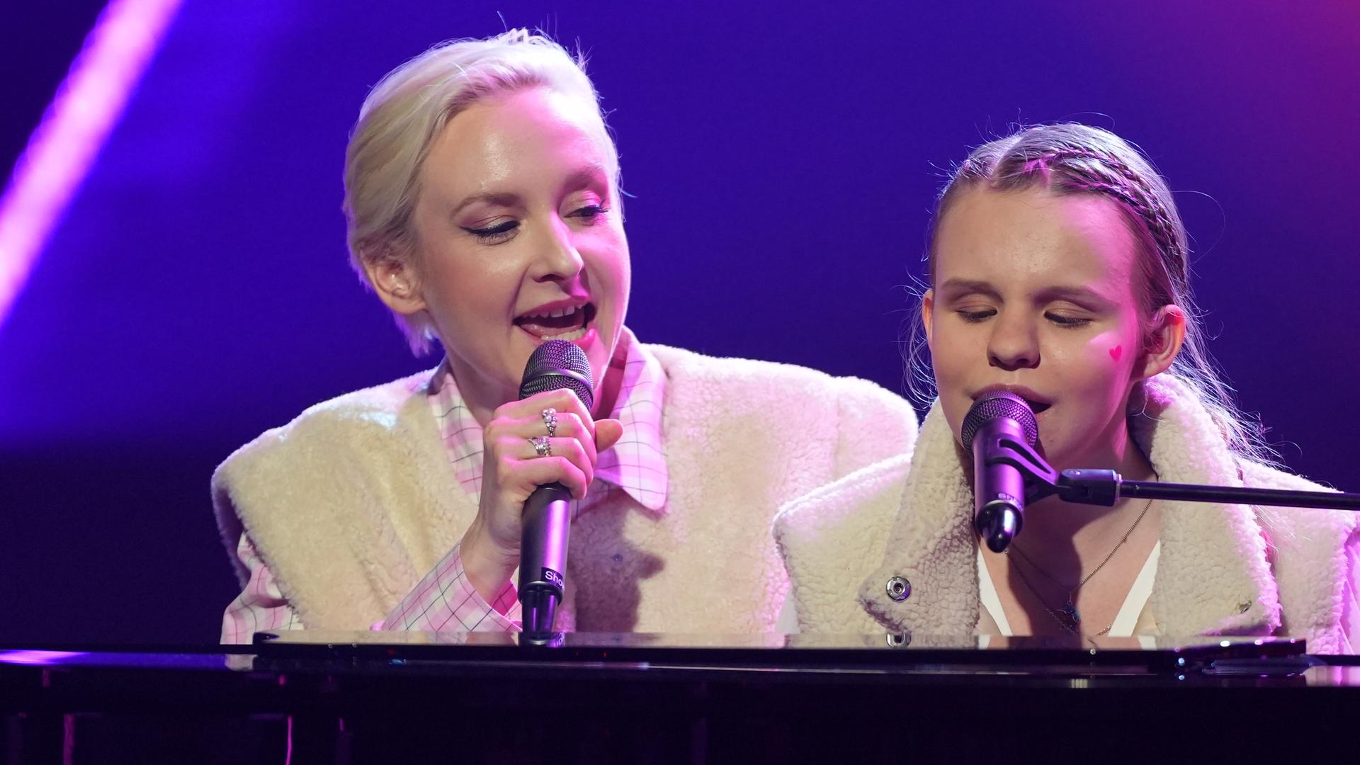 Leslie Clio und die Kandidatin Neyla (v.l.n.r.) sitzen am Flügel auf der Bühne beim "Dein Song"-Finale.