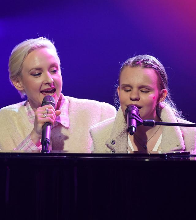 Leslie Clio und die Kandidatin Neyla (v.l.n.r.) sitzen am Flügel auf der Bühne beim "Dein Song"-Finale.