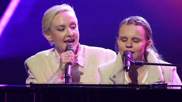Leslie Clio und die Kandidatin Neyla (v.l.n.r.) sitzen am Flügel auf der Bühne beim "Dein Song"-Finale.