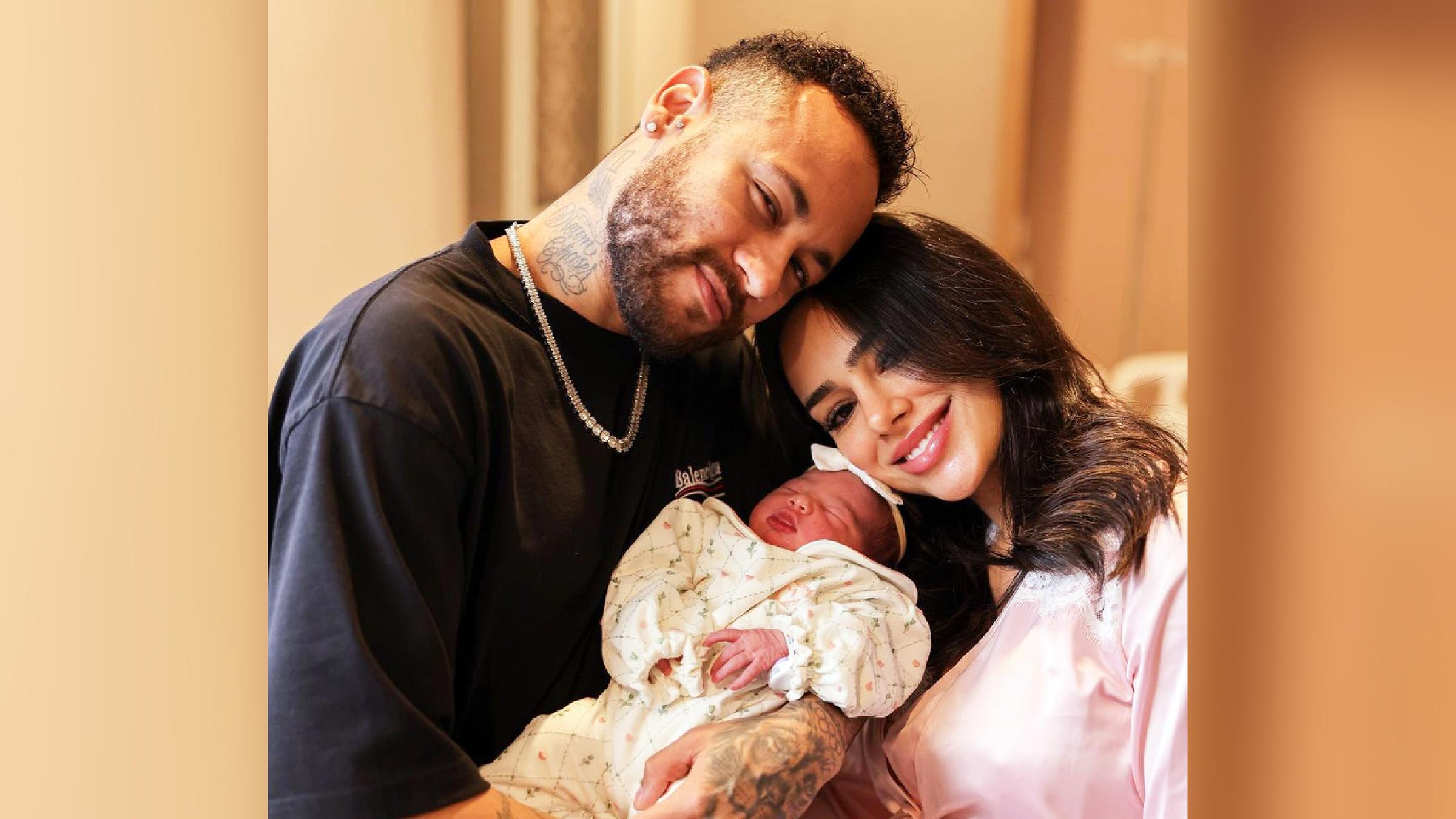 Neymar und seine Freundin mit einem Baby im Arm.