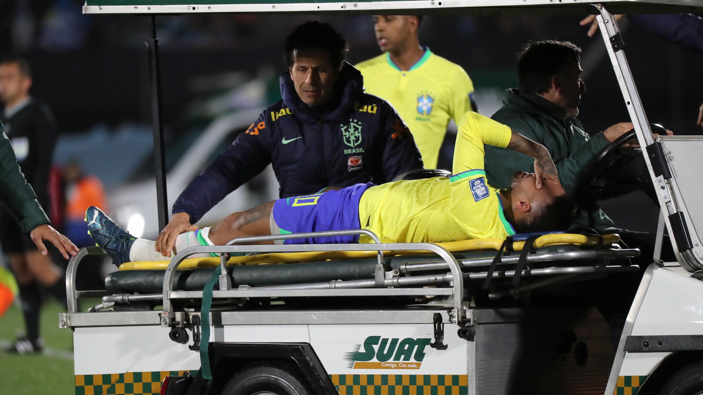 Neymar wird nach seiner Verletzung vom Platz transportiert
