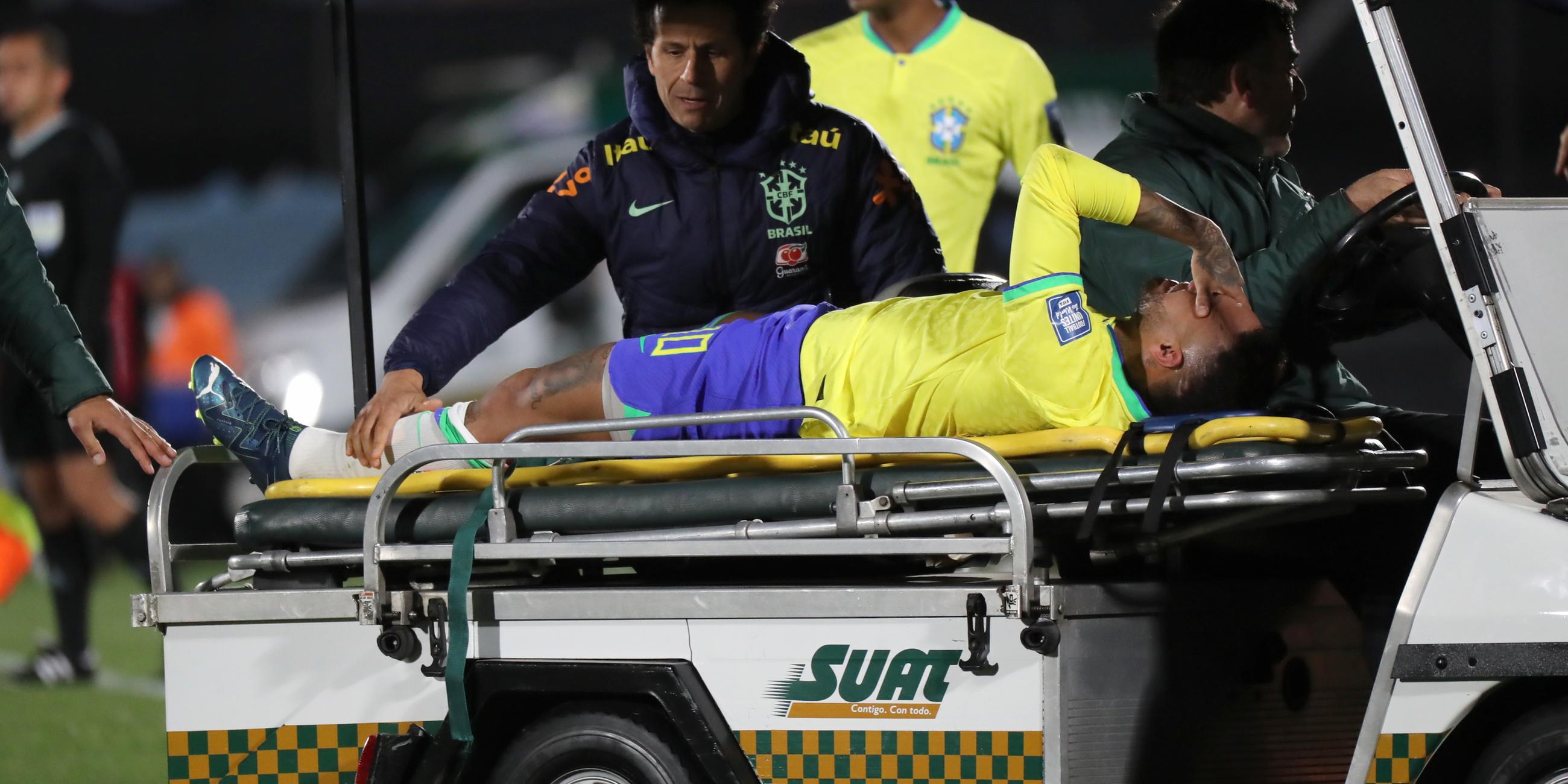 Neymar wird nach seiner Verletzung vom Platz transportiert
