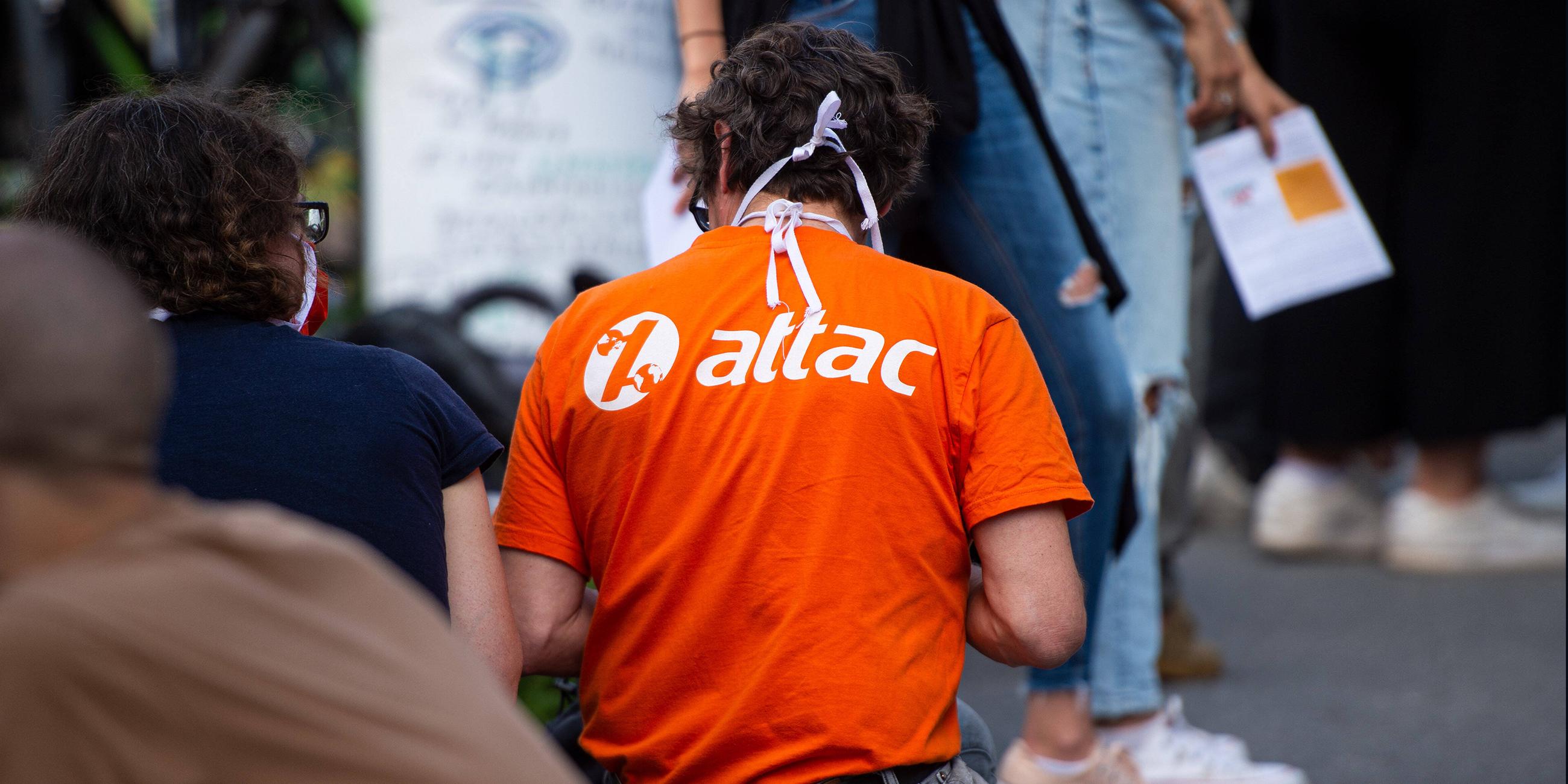 Aktivisten der Organisation "Attac" bei Protesten (Archivbild)