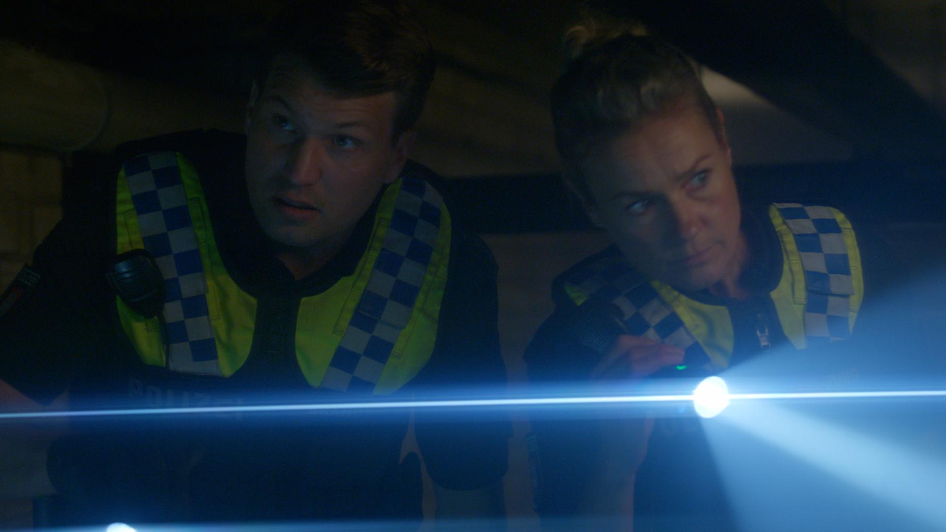 Nick (Raúl Richter) und Franzi (Rhea Harder-Vennewald) hoffen, im Keller des Schulgebäudes das vermisste Mädchen zu finden.