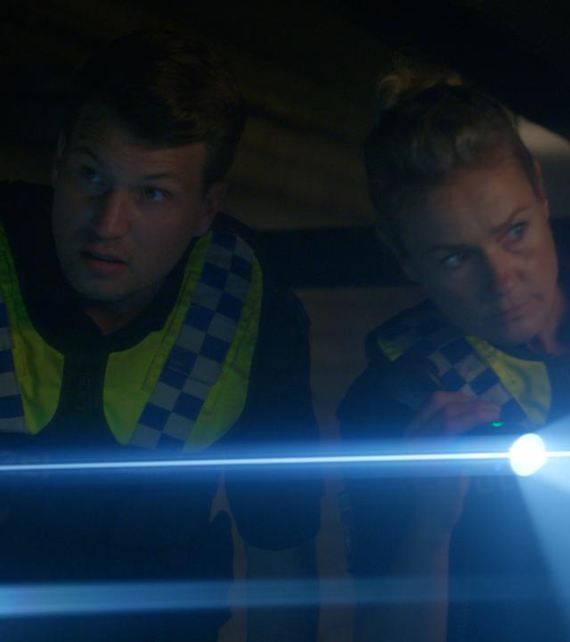 Nick (Raúl Richter) und Franzi (Rhea Harder-Vennewald) hoffen, im Keller des Schulgebäudes das vermisste Mädchen zu finden.