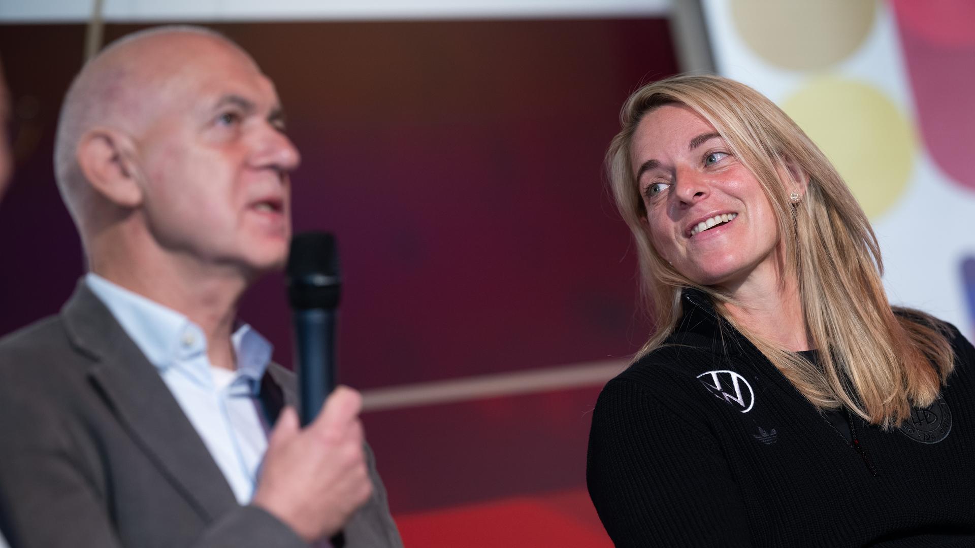 Nia Künzer (r), Sportdirektorin Frauenfußball des DFB, schaut zu Bernd Neuendorf, DFB-Präsident.