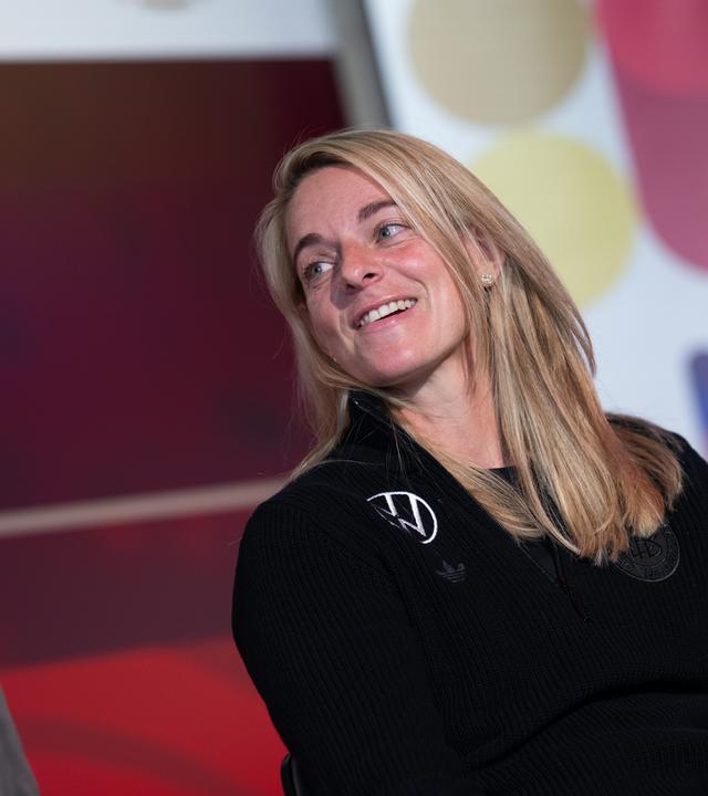 Nia Künzer (r), Sportdirektorin Frauenfußball des DFB, schaut zu Bernd Neuendorf, DFB-Präsident.