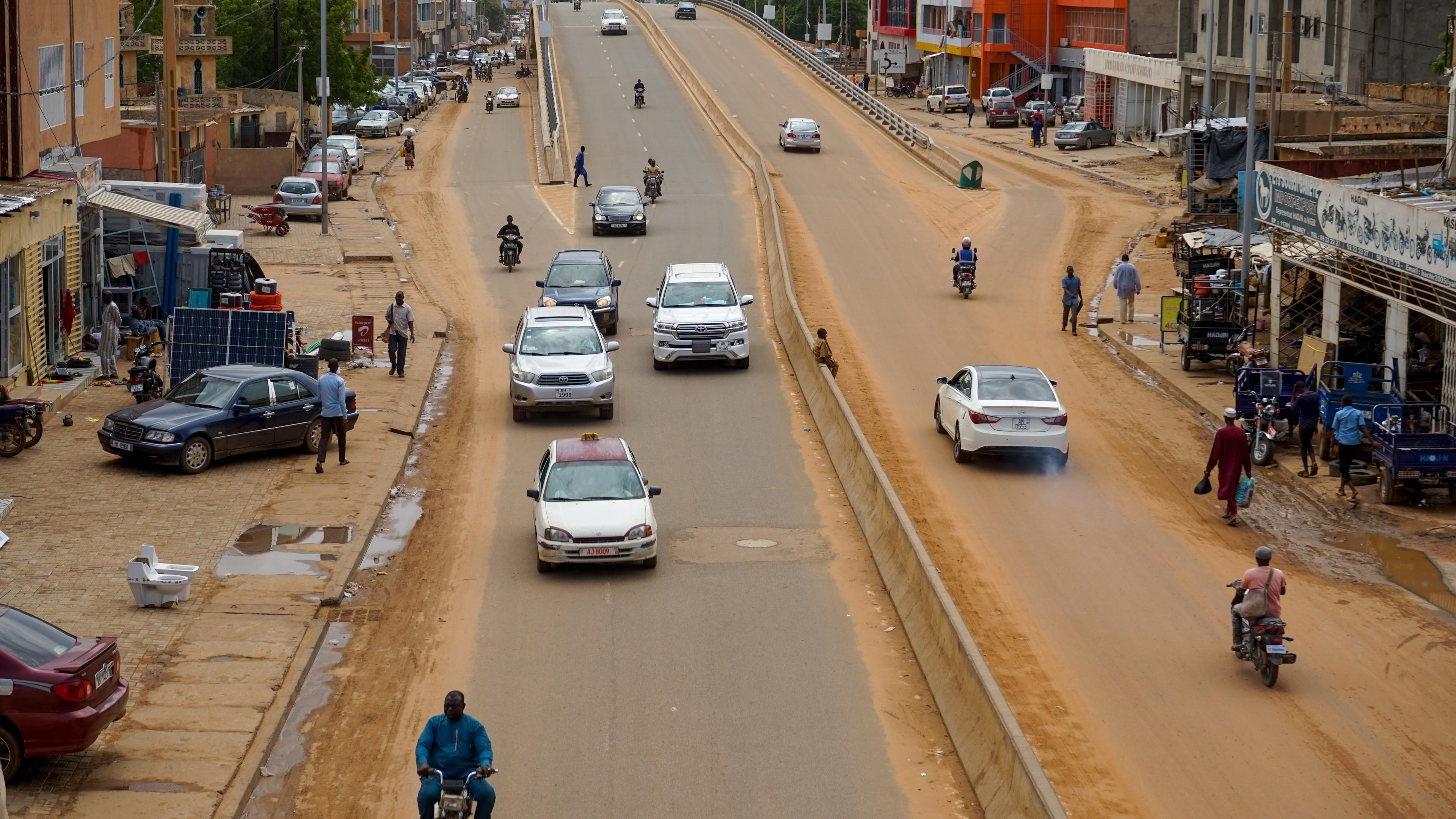 Autos auf einer Straße in Nigers Hauptstadt Niamey. Archivbild; 07.08.2023; Niamey, Niger