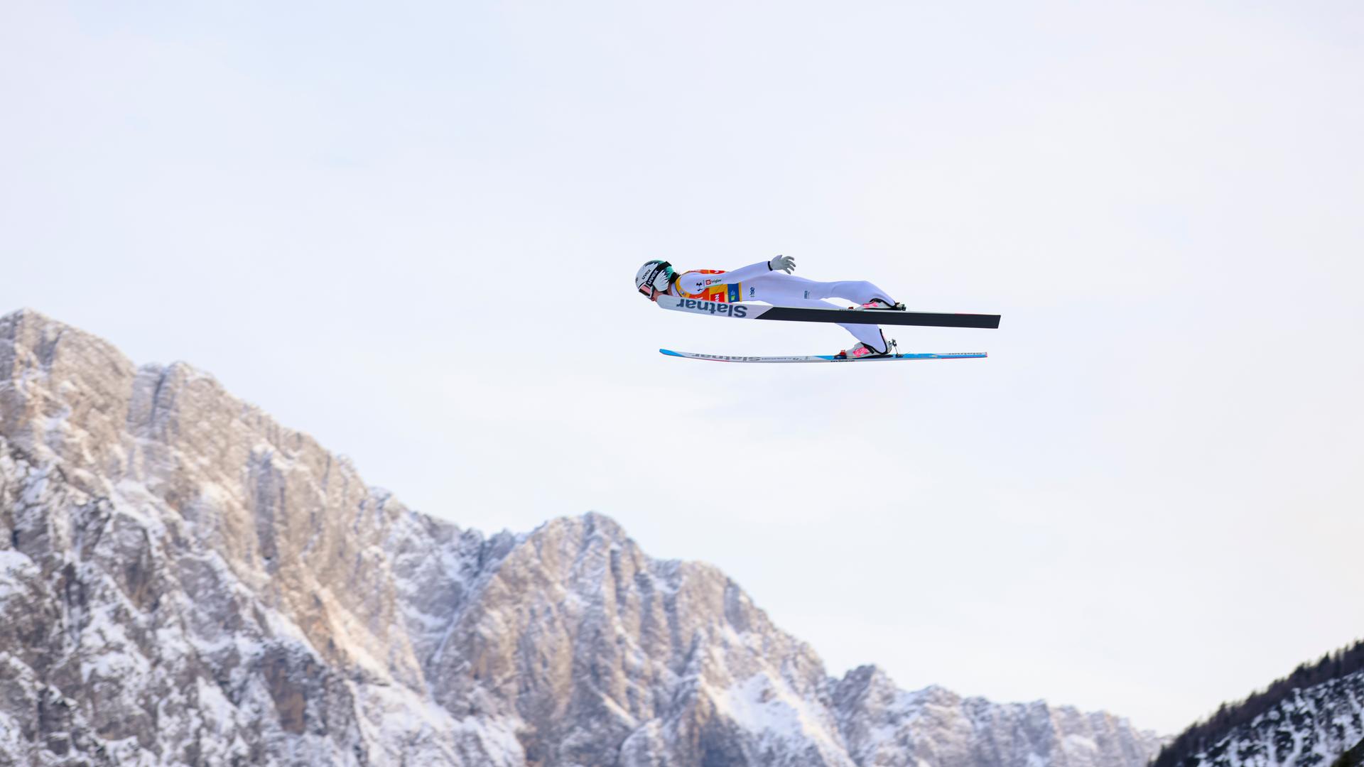 Skispringerin Nika Prevc im Training auf der Skiflugschanze in Planica