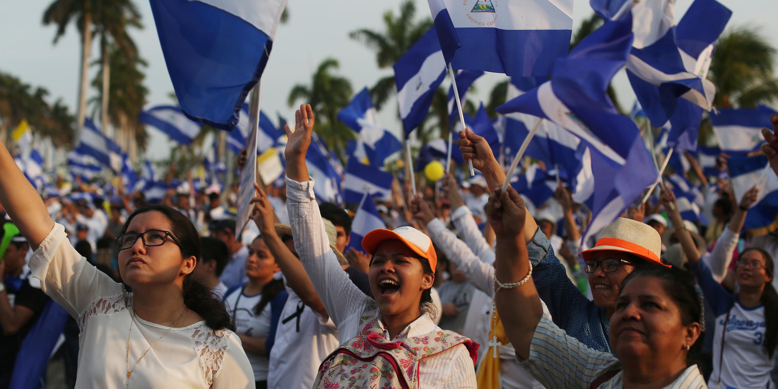 Demonstranten in Nicaragua schwingen Fahnen (2018)