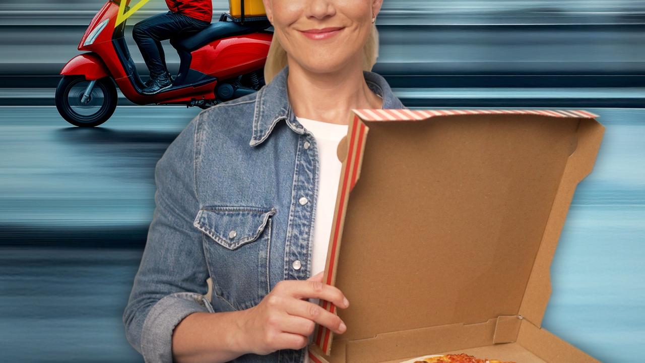 Pia Osterhaus steht in einer Großküche und hält eine fertige Pizza im Karton in der Hand. Sie schaut lächelnd in die Kamera. Im Hintergrund fährt ein Mopedfahrer mit Lieferung.  