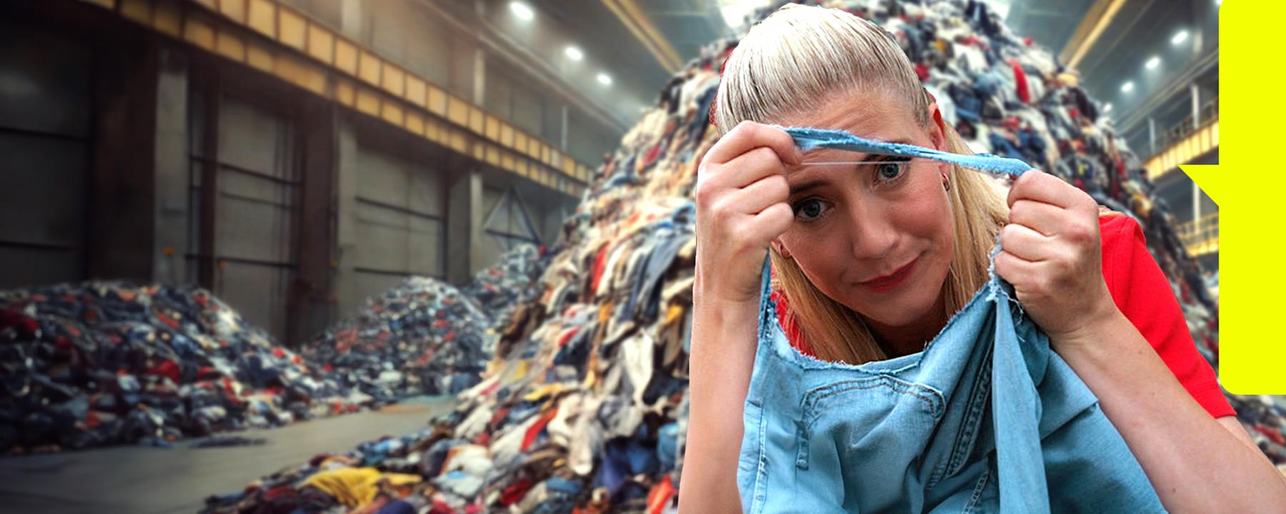 Pia Osterhaus sitzt vor einem Haufen alter Jeans und schaut durch das Loch einer kaputten Jeans.