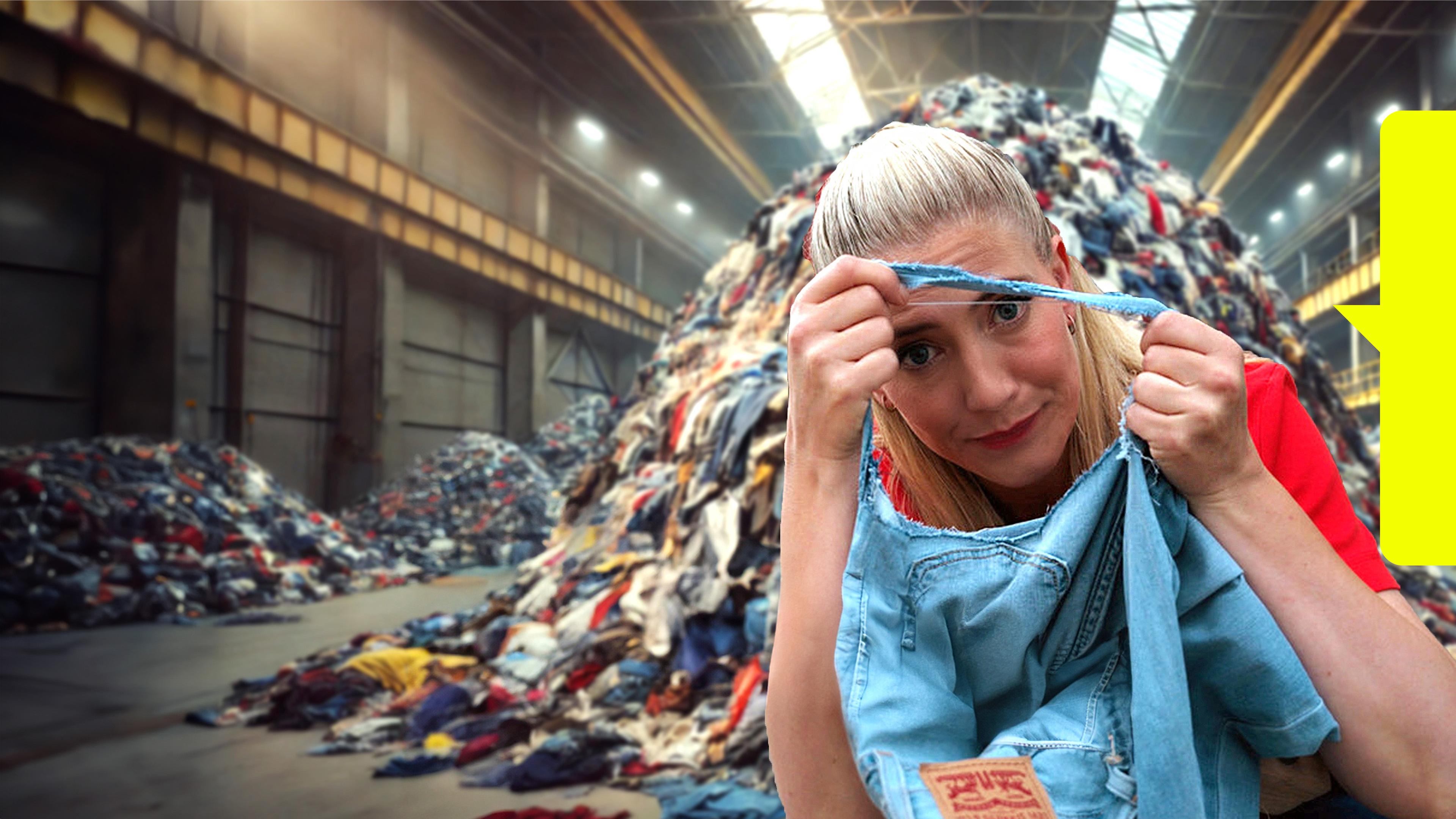 Pia Osterhaus sitzt vor einem Haufen alter Jeans und schaut durch das Loch einer kaputten Jeans.