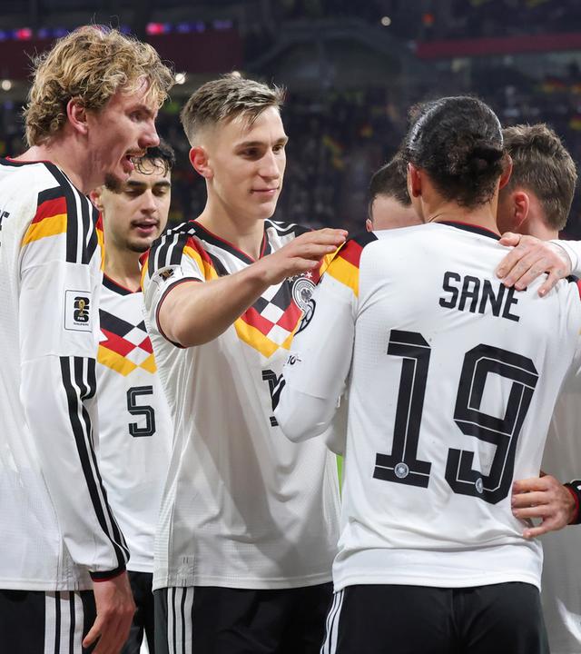 Nick Woltemade, Nico Schlotterbeck, Florian Wirtz und Serge Gnabry feiern das 4:0. gegen Slowakei Jubeltraube.