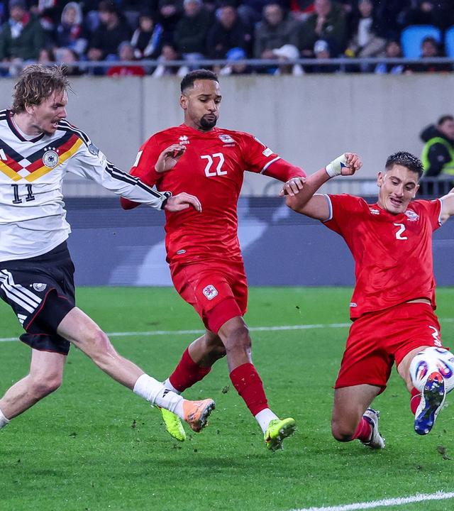 Nick Woltemade schießt das 2:0, Martins und Korac können den Ball nicht mehr stoppen