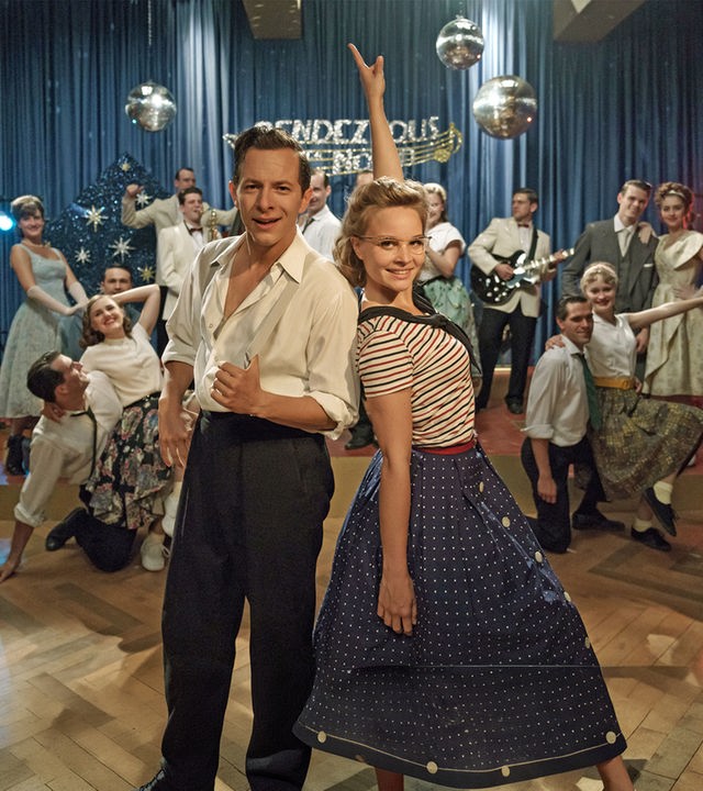 "Ku'damm 59": Monika Schöllack (Sonja Gerhardt, m.r.) und Freddy Donath (Trystan Pütter, m.l.) stehen im Vordergrund und posieren für die Kamera. Im Hintergrund posieren weitere Darsteller der Fernsehshow "Rendezvous nach Noten".