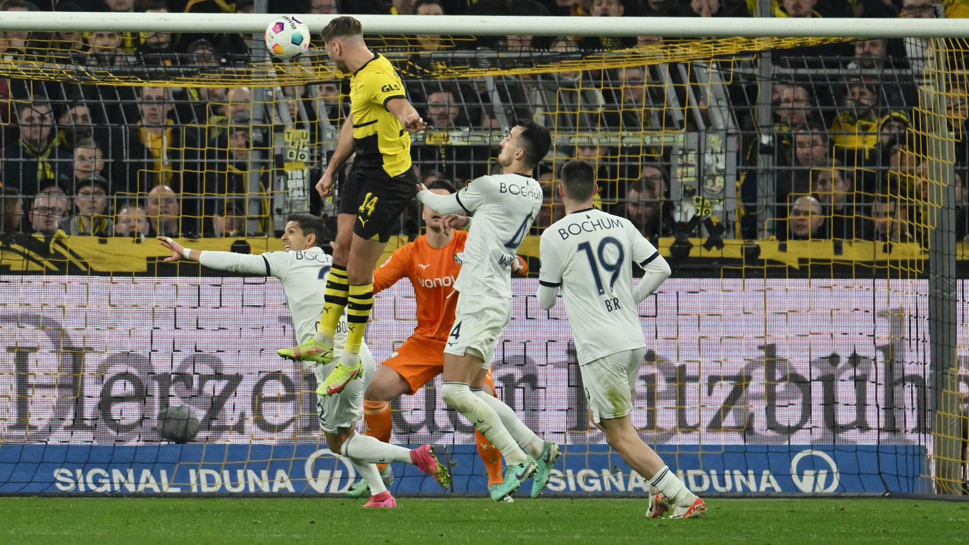 Niclas Füllkrug (Borussia Dortmund) erzielt mit diesem Kopfball das Tor zum 2:1 gegen VfL Bochum.