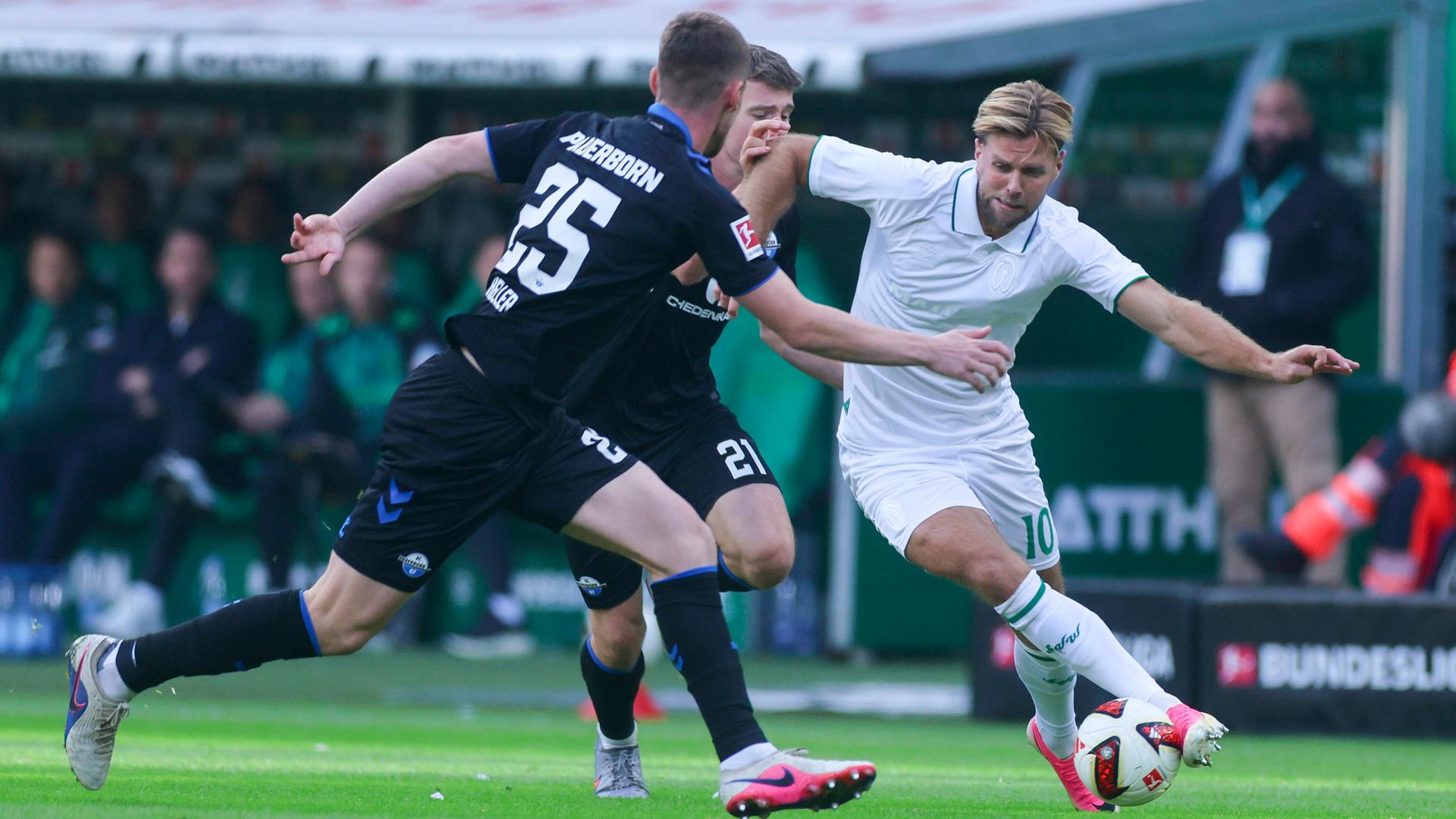 Werder Bremens Stürmer Niclas Füllkrug versucht sich im Spiel gegen den SC Paderborn 07 gegen seine Kontrahenten durchzusetzen