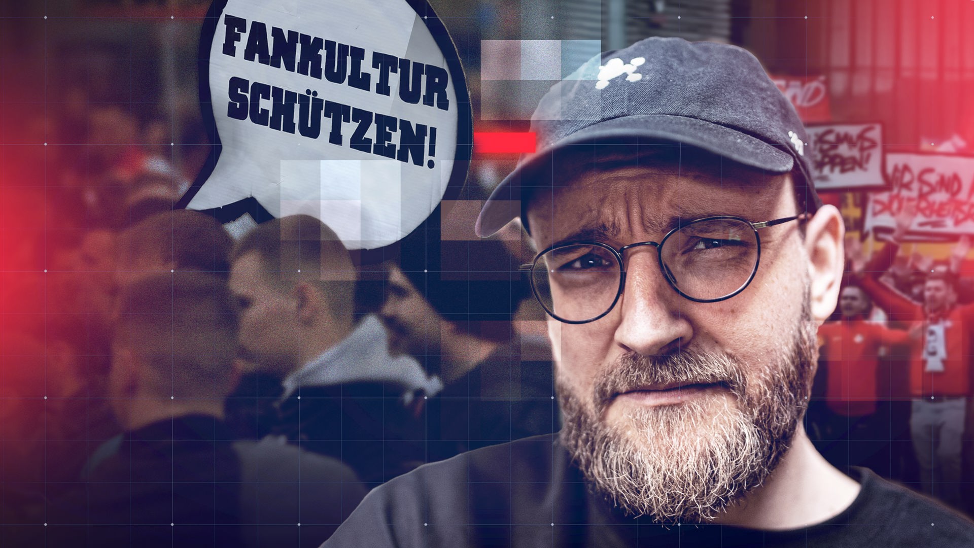 Nahaufnahme von Nico Heymer, Host frontal-YouTube, mit Brille, Bart und dunkler Kappe vor einem unscharfen Hintergrund mit Demonstrierenden. Im Hintergrund ist ein Schild mit der Aufschrift „Fankultur schützen!“ zu sehen. Das Bild ist grafisch gestaltet mit roten und blauen Farbakzenten, grafischem Raster-Overlay und verpixelten Bereichen.