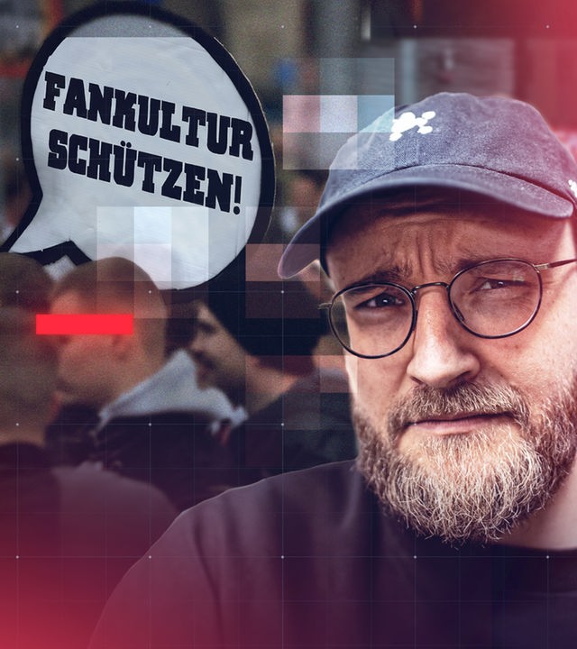 Nahaufnahme von Nico Heymer, Host frontal-YouTube, mit Brille, Bart und dunkler Kappe vor einem unscharfen Hintergrund mit Demonstrierenden. Im Hintergrund ist ein Schild mit der Aufschrift „Fankultur schützen!“ zu sehen. Das Bild ist grafisch gestaltet mit roten und blauen Farbakzenten, grafischem Raster-Overlay und verpixelten Bereichen.