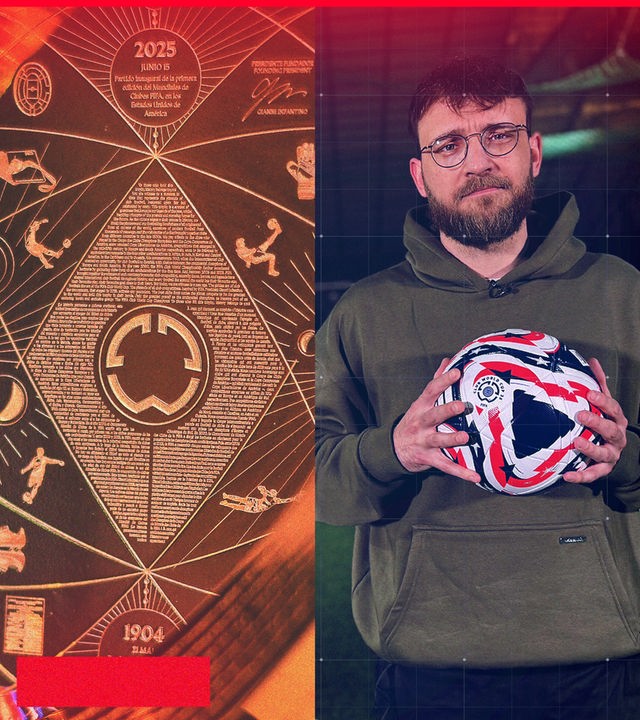 Nico Heymer am Rande eines Fußball-Spielfeldes in der Halle mit Klub-WM-Fußball in der Hand