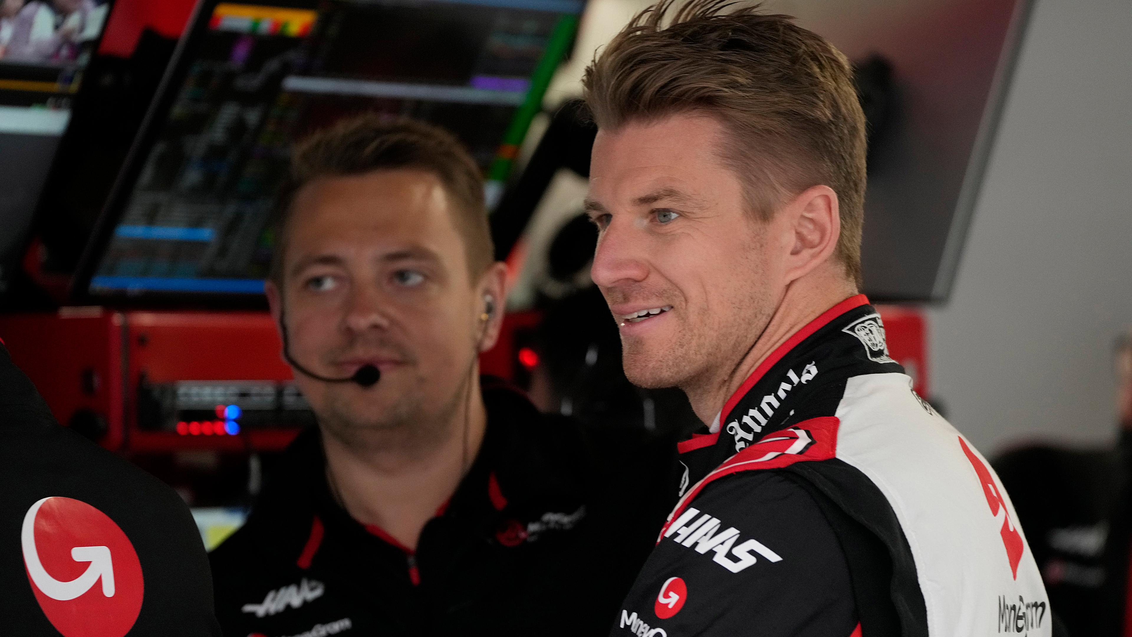 Nico Hülkenberg unterhält sich in der Garage mit einem Teamkollegen am Rande des zweiten freien Trainings auf dem Suzuka Circuit vor dem Großen Preis von Japan am 05.04.2024.