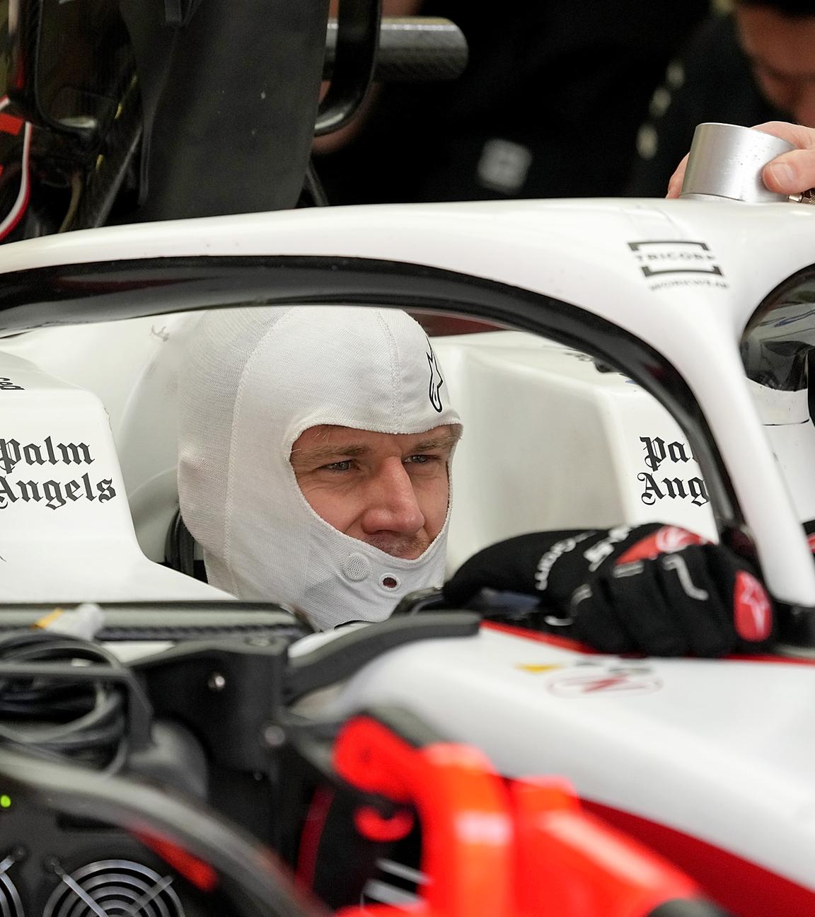 23.02.2023, Formel-1-Testfahrten in Bahrain. Nico Hülkenberg sitzt in seinem Rennwagen des Teams Haas.