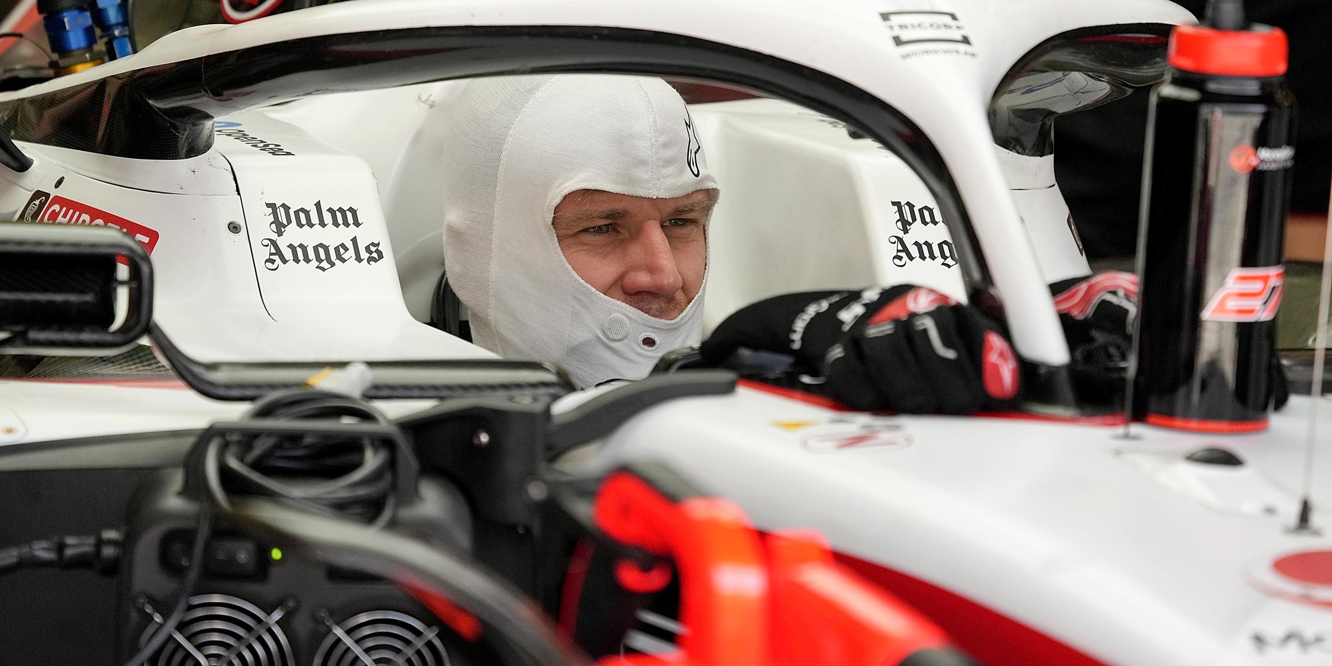 23.02.2023, Formel-1-Testfahrten in Bahrain. Nico Hülkenberg sitzt in seinem Rennwagen des Teams Haas.