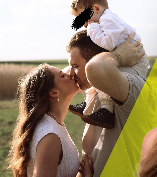 Zweigeteiltes Foto: Auf der einen Seite ist Nicola zu sehen mit ihrem Freund, der den gemeinsamen Sohn auf den Schultern trägt. Auf der anderen Seite ist Nicola, die besorgt in die Ferne schaut.