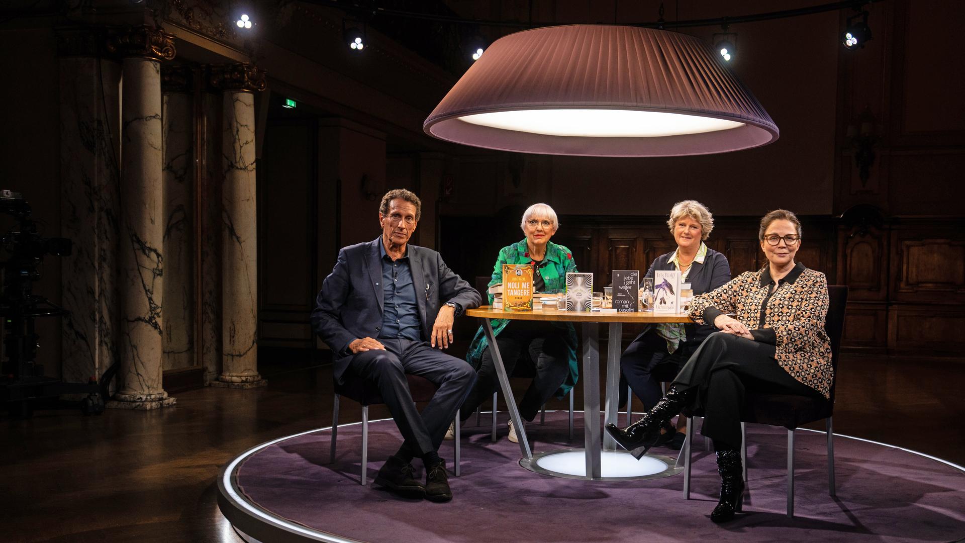 Die Ex-Staatsministerin für Kultur und Medien Julian Nida-Rümelin, Claudia Roth, Monika Grütters und Gastgeberin Thea Dorn am Tisch im Berliner Ensemble während der Aufzeichnung des Literarischen Quartetts am 10.10.2025