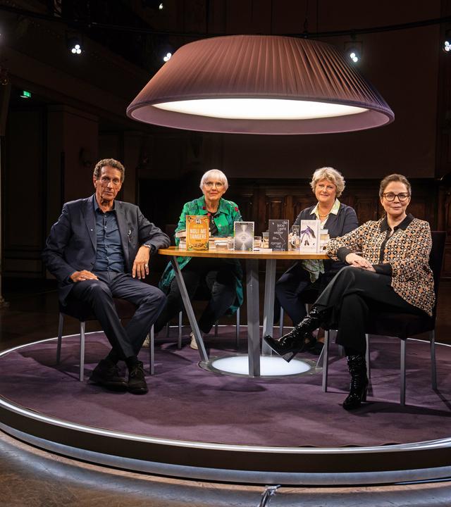 Die Ex-Staatsministerin für Kultur und Medien Julian Nida-Rümelin, Claudia Roth, Monika Grütters und Gastgeberin Thea Dorn am Tisch im Berliner Ensemble während der Aufzeichnung des Literarischen Quartetts am 10.10.2025