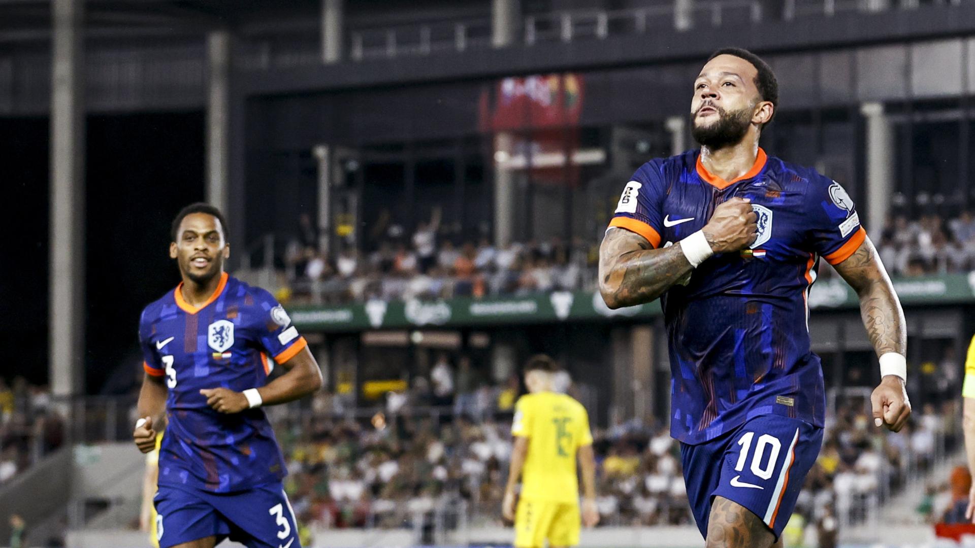 Memphis Depay schlägt sich mit der Faust auf die linke Seite der Brust und feiert sein Tor