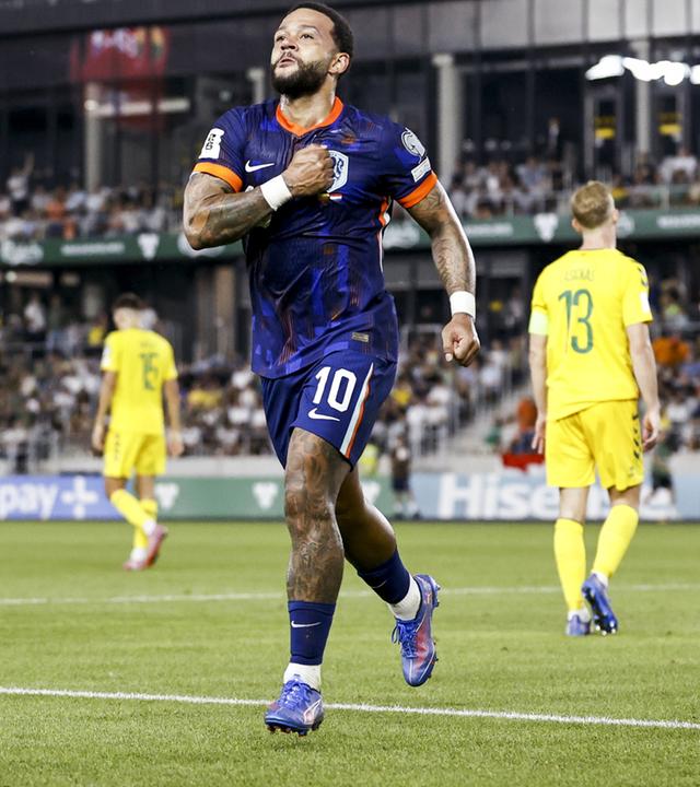 Memphis Depay schlägt sich mit der Faust auf die linke Seite der Brust und feiert sein Tor