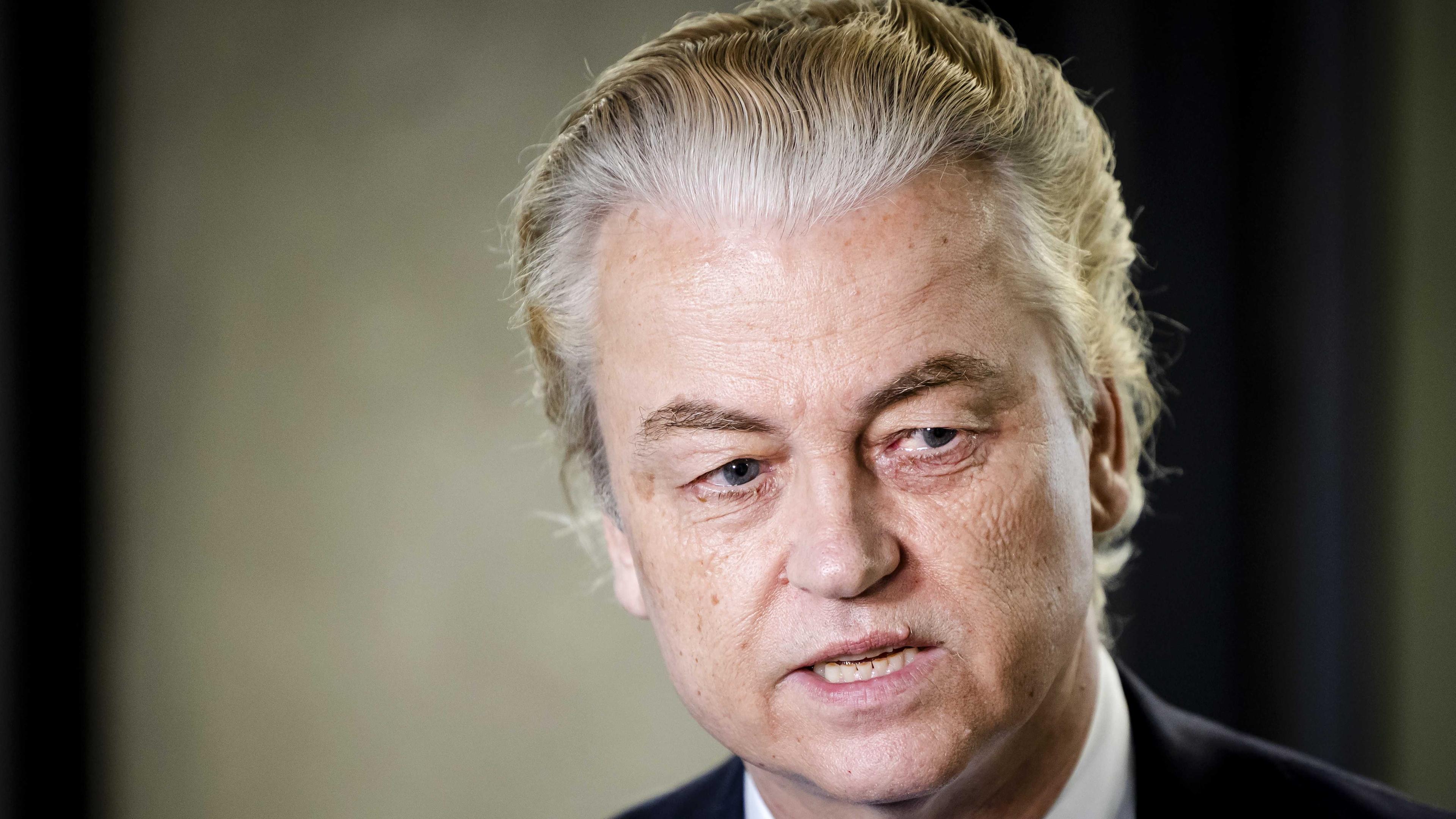 15.05.2024, Niederlande, Den Haag: Der radikal-rechte Populist Geert Wilders (PVV) kommt zu den Gründungsgesprächen zwischen den Partei-Fraktionen PVV, VVD, NSC und BBB.