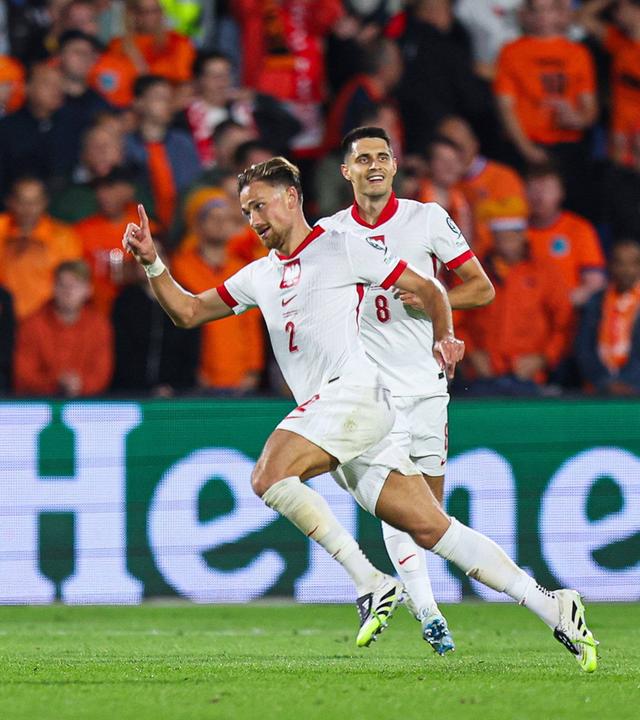 Der polnische Spieler Matty Cash jubelt.