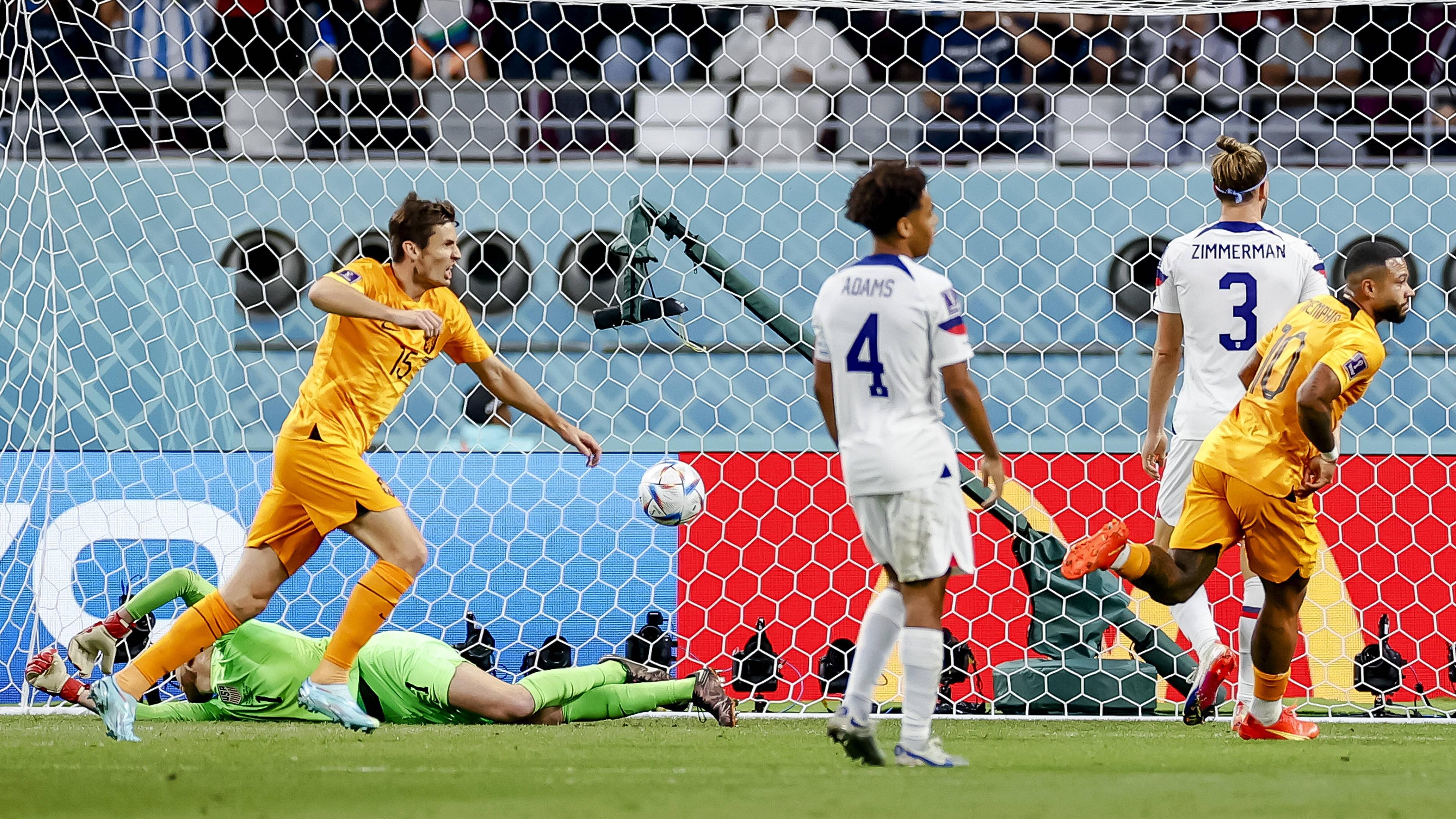 Memphis Depay aus den  Niederlanden (R) erzielt das 1:0 gegen den US-Torhüter Matt Turner während der FIFA-Weltmeisterschaft des Spiels zwischen den Niederlanden und den Vereinigten Staaten im Khalifa International Stadium am 3. Dezember 2022