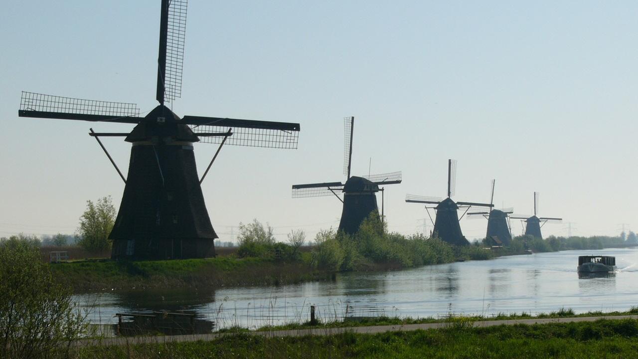Zu sehen sind mehrere Windmühlen im niederländischen Kinderdijk.